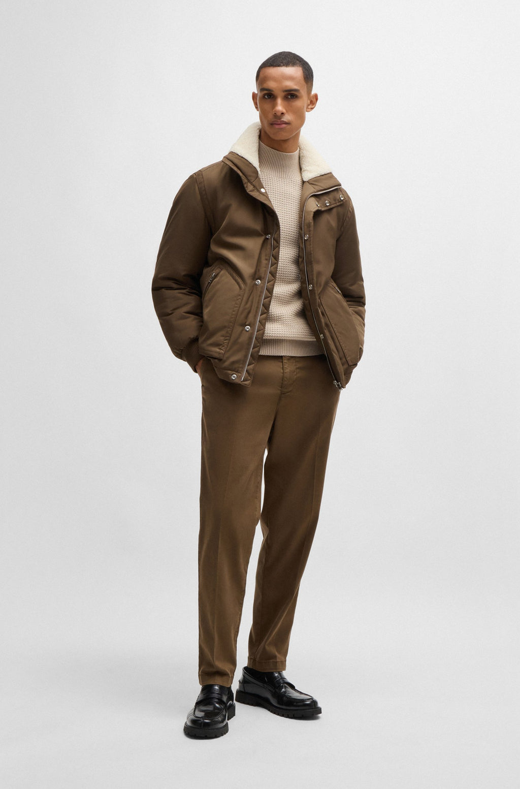 Chaqueta repelente al agua con cuello de imitación de piel