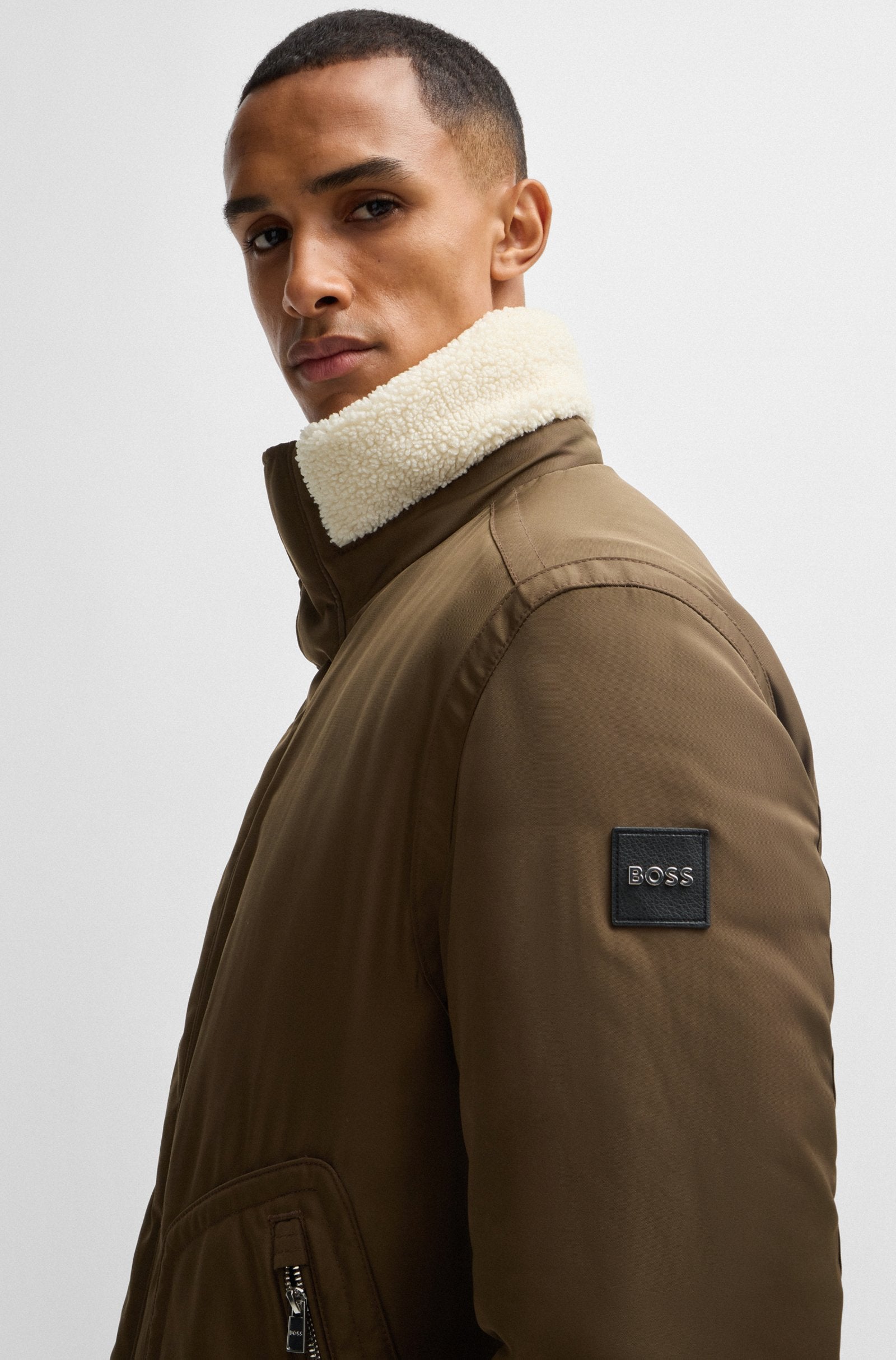 Chaqueta repelente al agua con cuello de imitación de piel