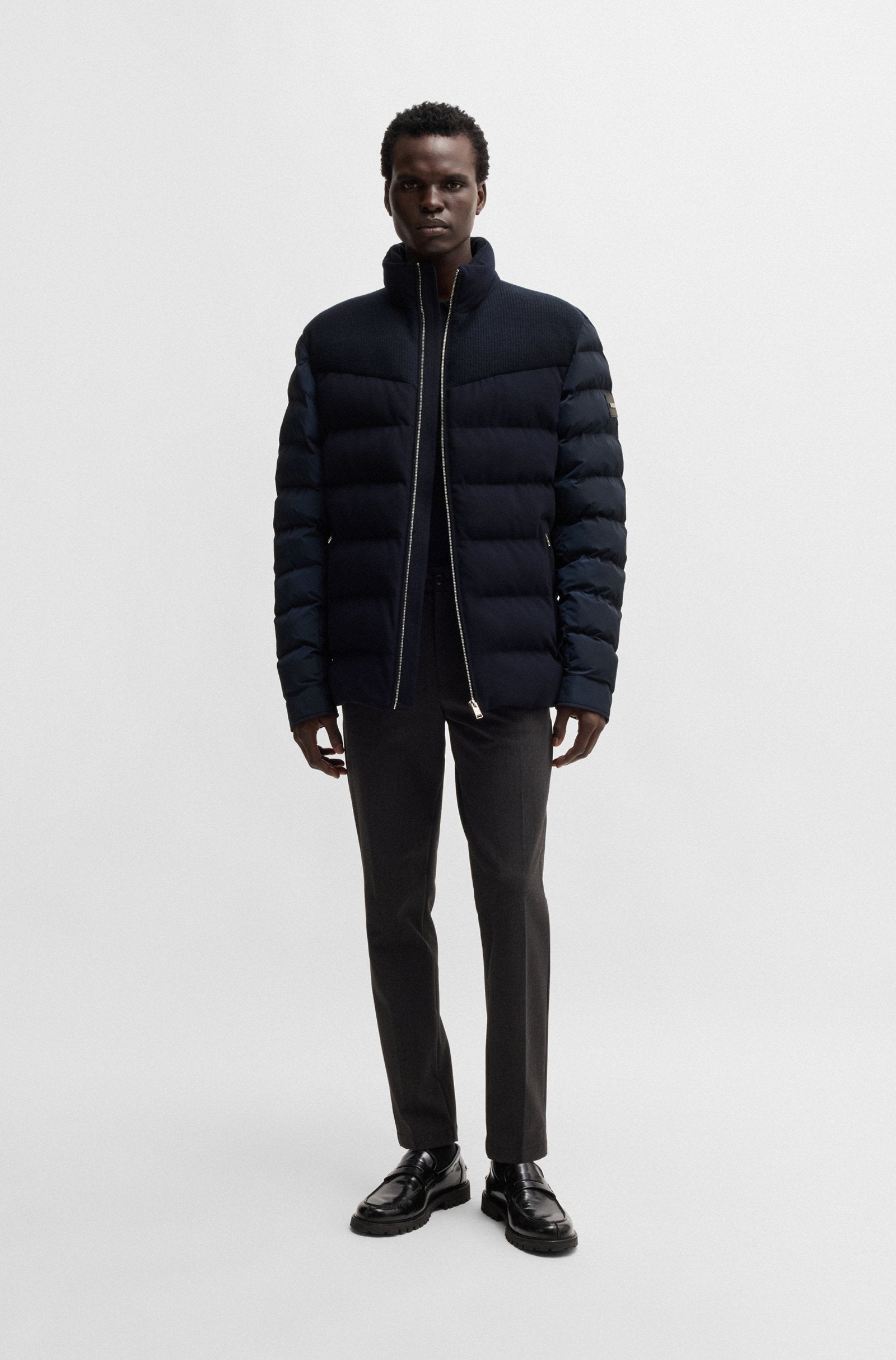 Chaqueta repelente al agua en mezcla de tejidos