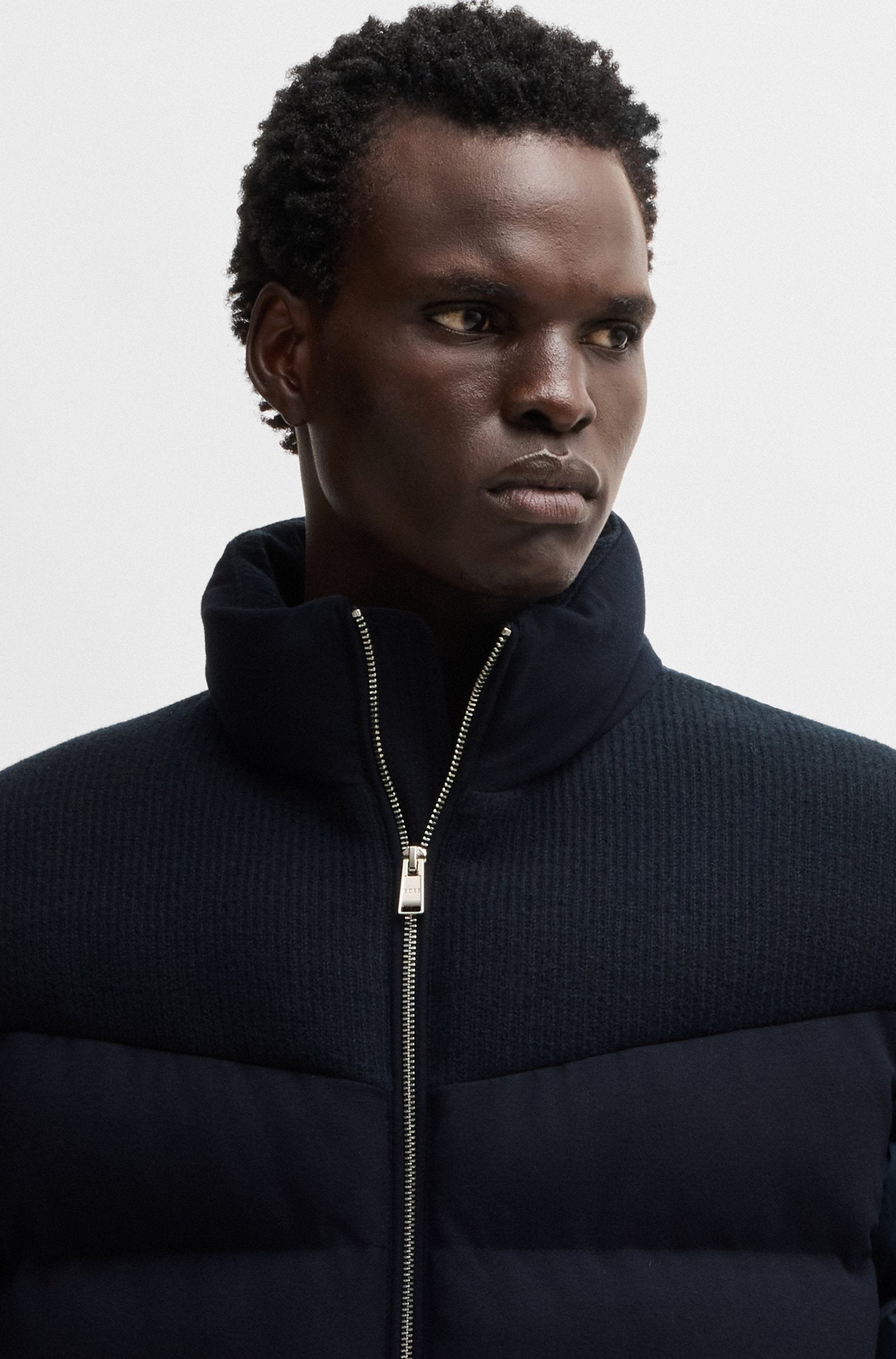 Chaqueta repelente al agua en mezcla de tejidos