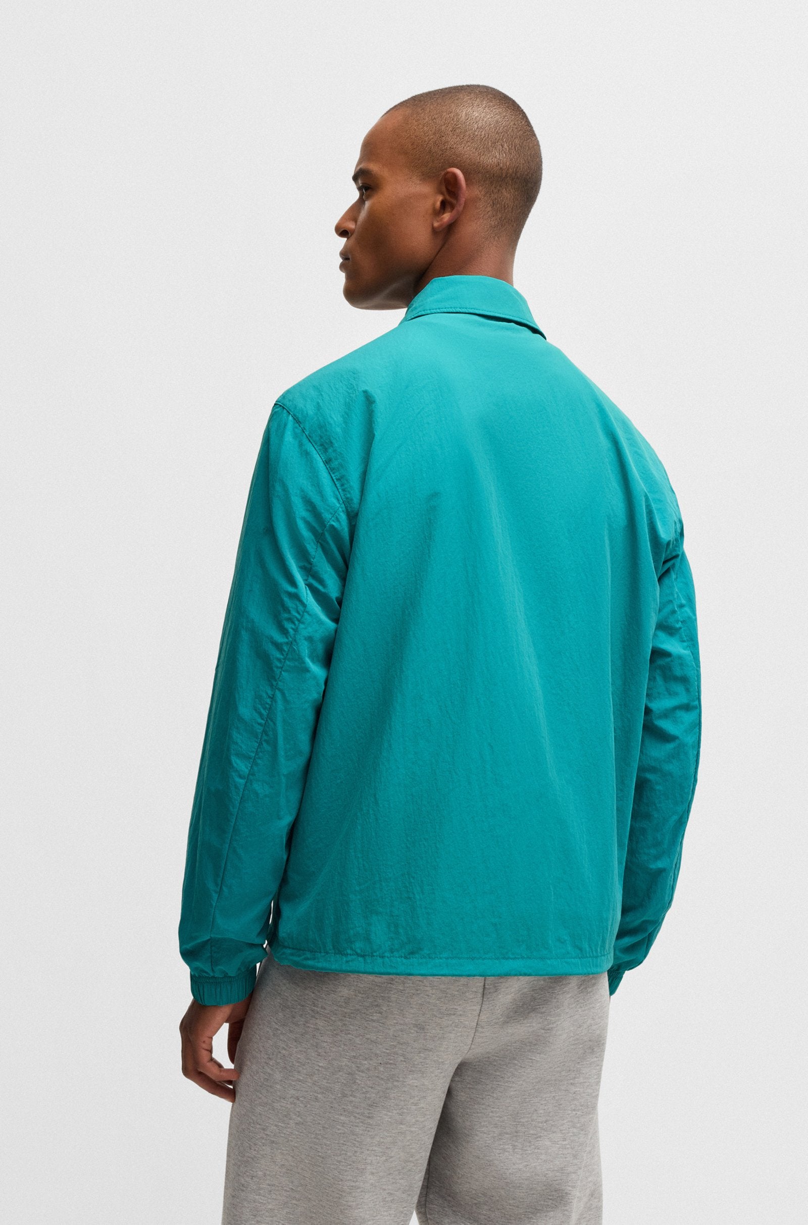 Chaqueta BOSS x NFL repelente al agua con detalle bordado de la marca