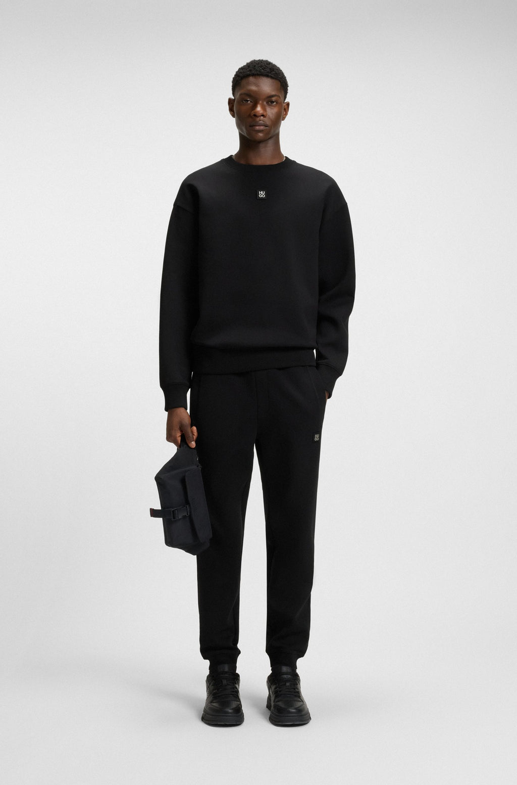 Sudadera de algodón con insignia de logo apilado