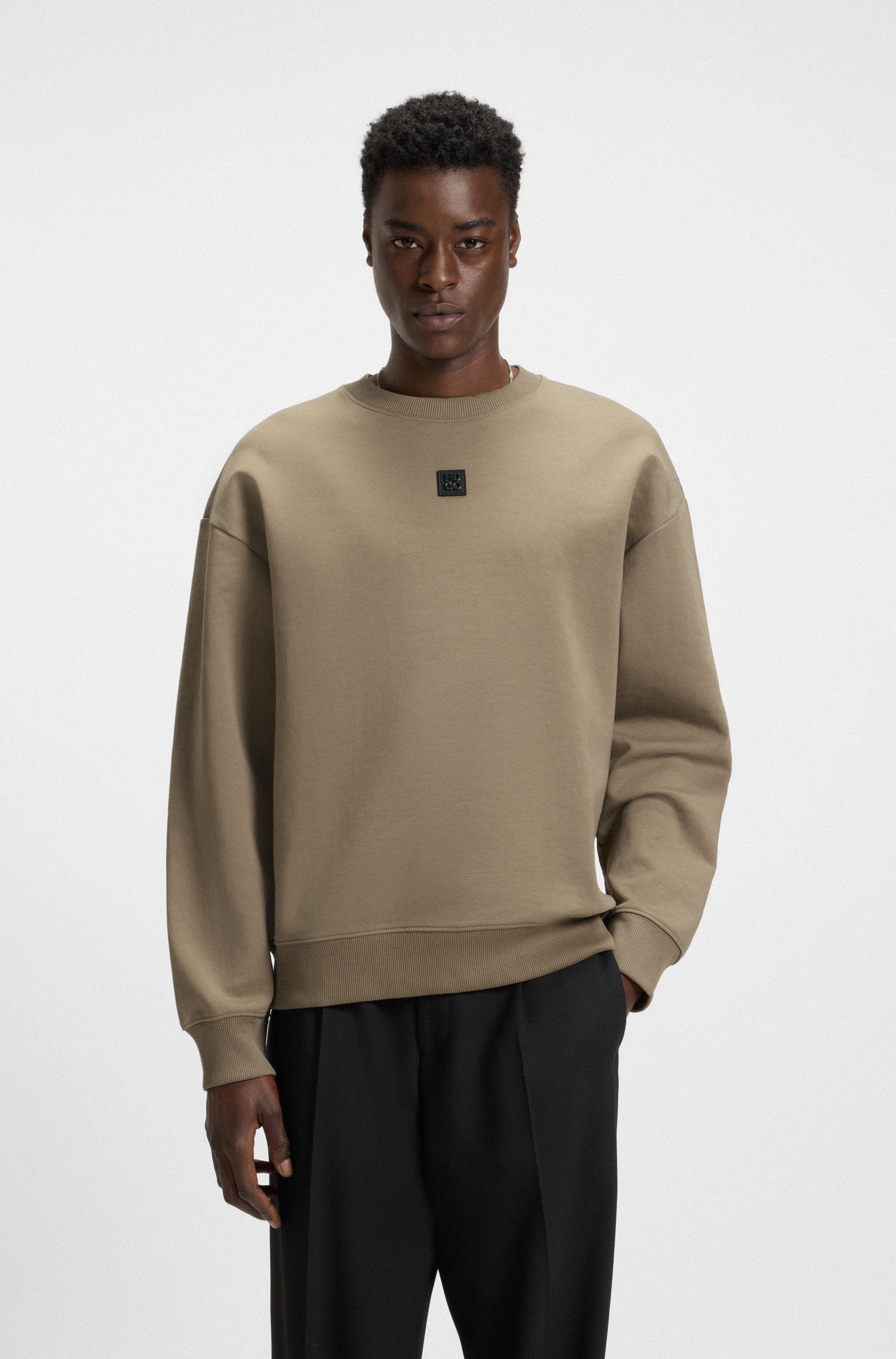 Sudadera de algodón con insignia de logo apilado