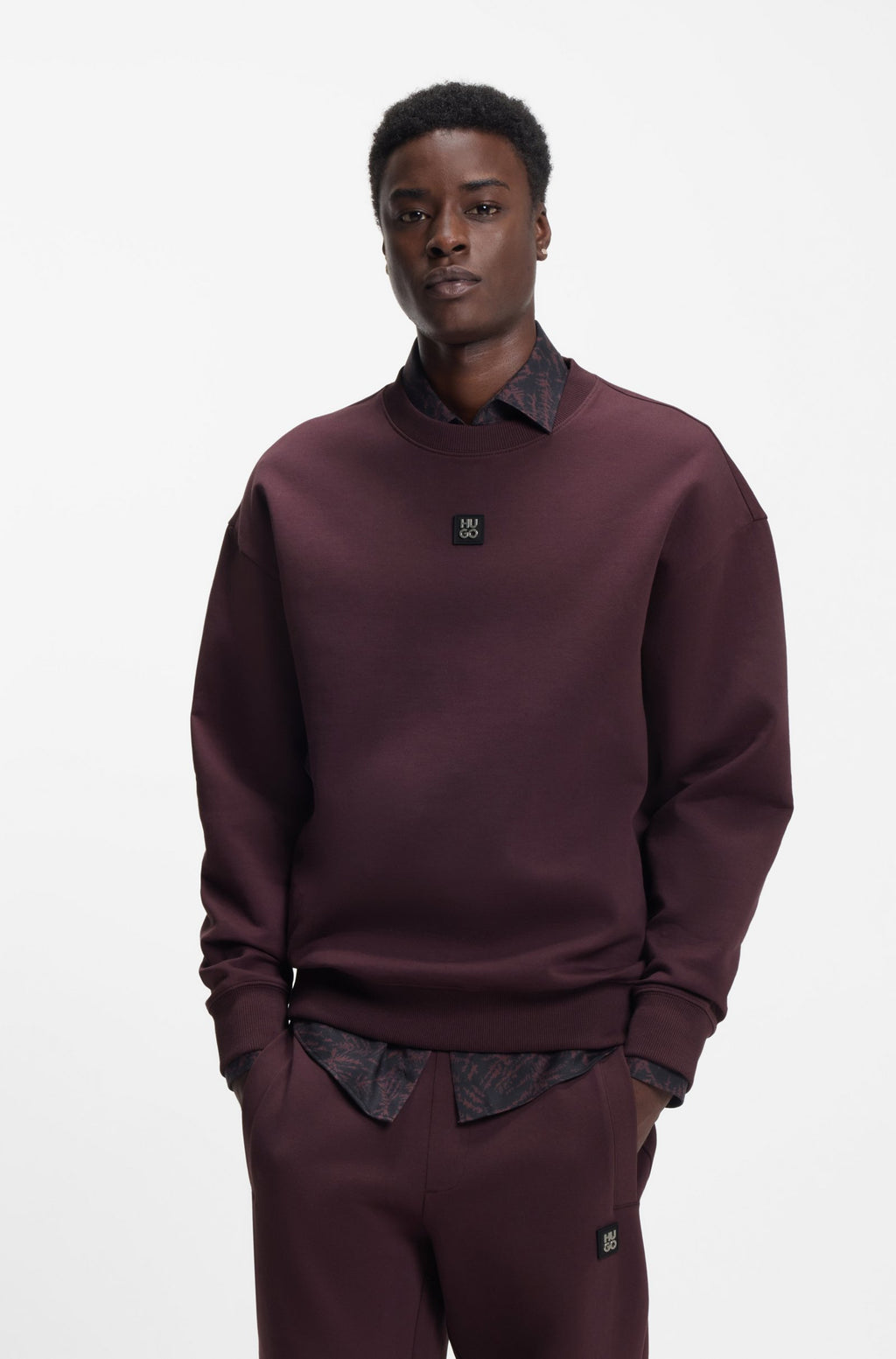 Sudadera de algodón con insignia de logo apilado