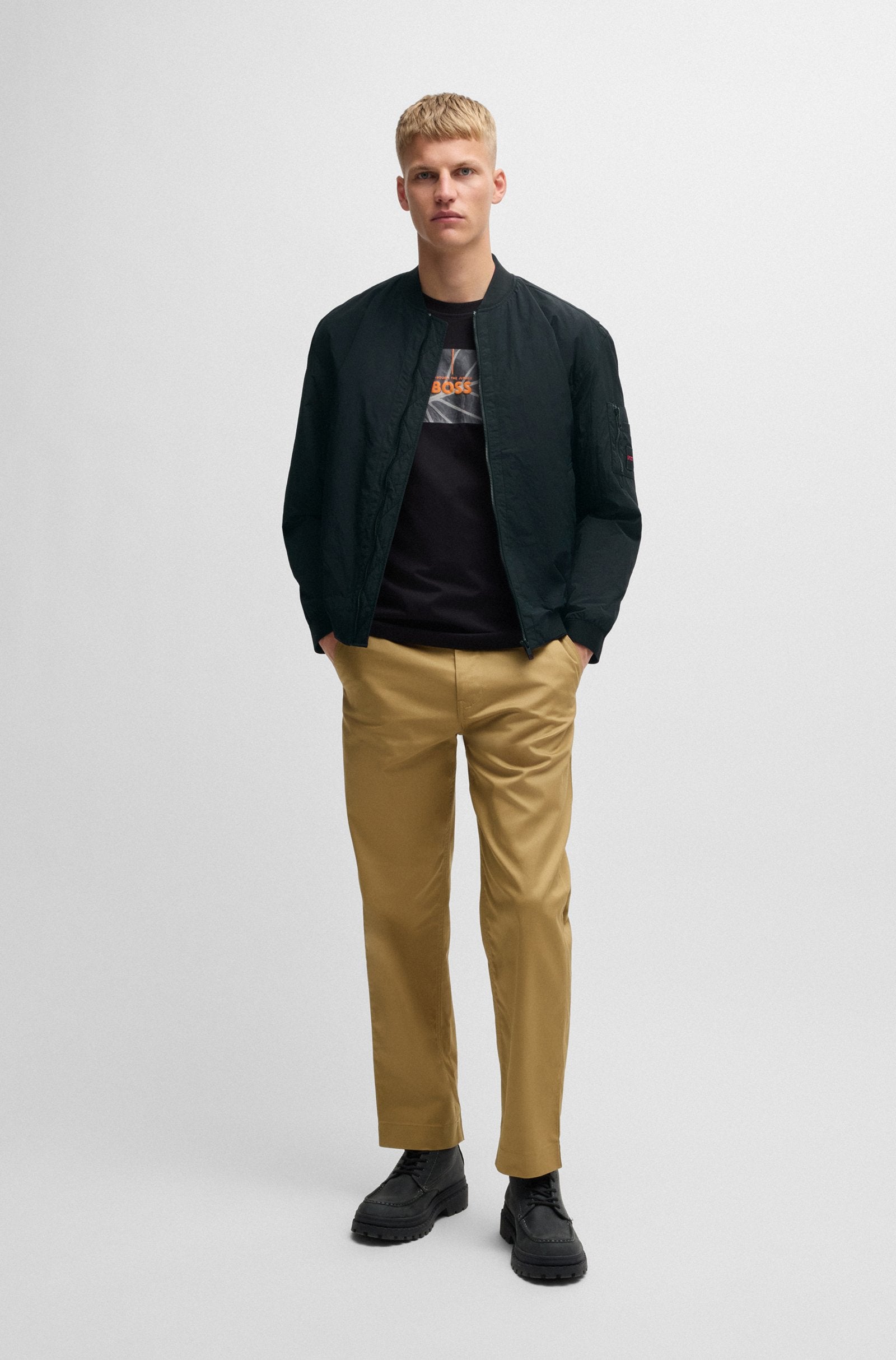 Chaqueta bomber repelente al agua con insignia de logo