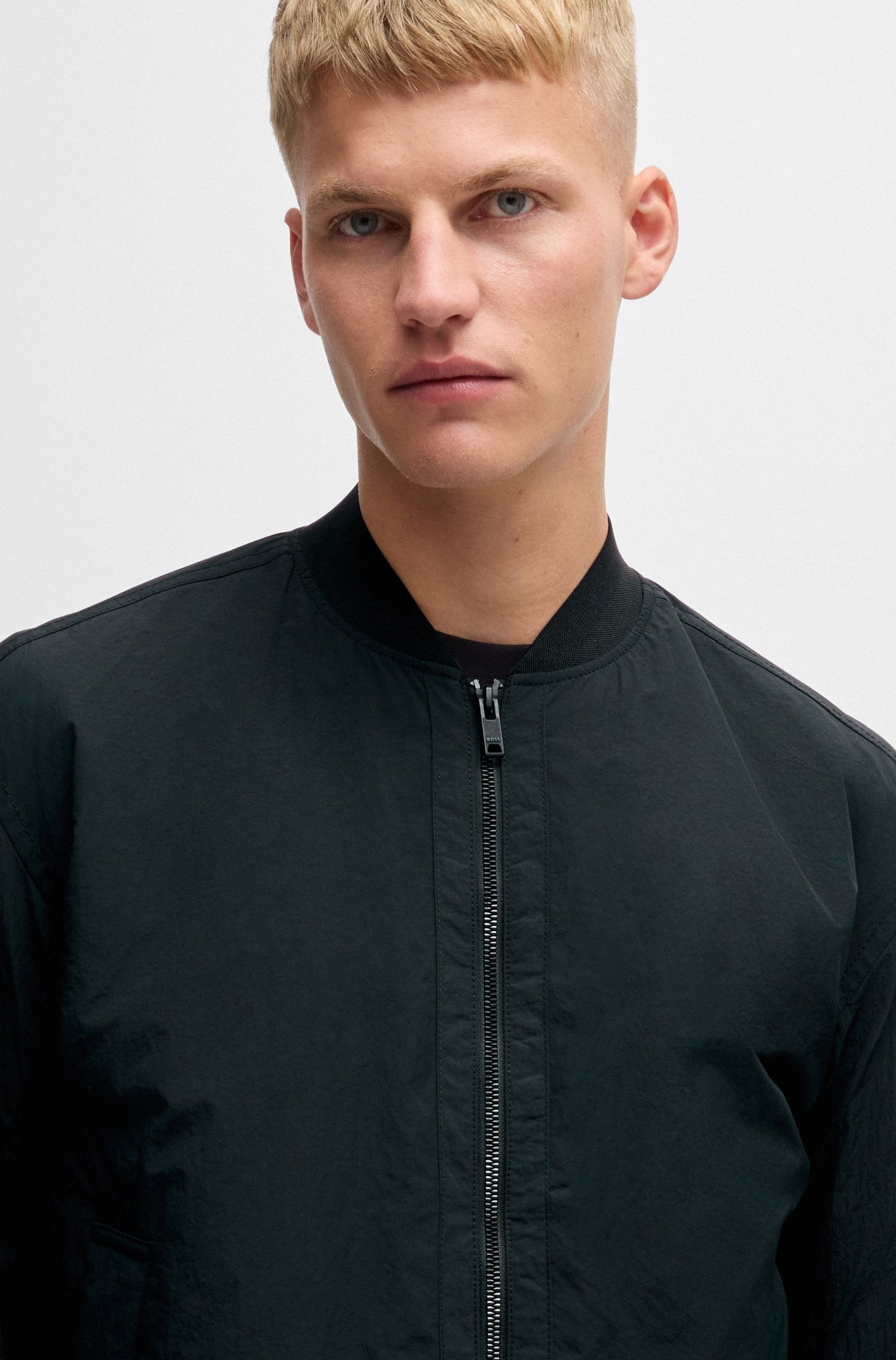 Chaqueta bomber repelente al agua con insignia de logo