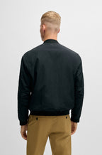 Chaqueta bomber repelente al agua con insignia de logo