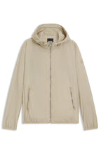 Chaqueta repelente al agua en tejido arrugado con capucha ajustable