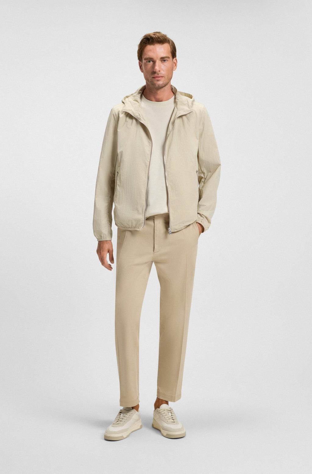 Chaqueta repelente al agua en tejido arrugado con capucha ajustable