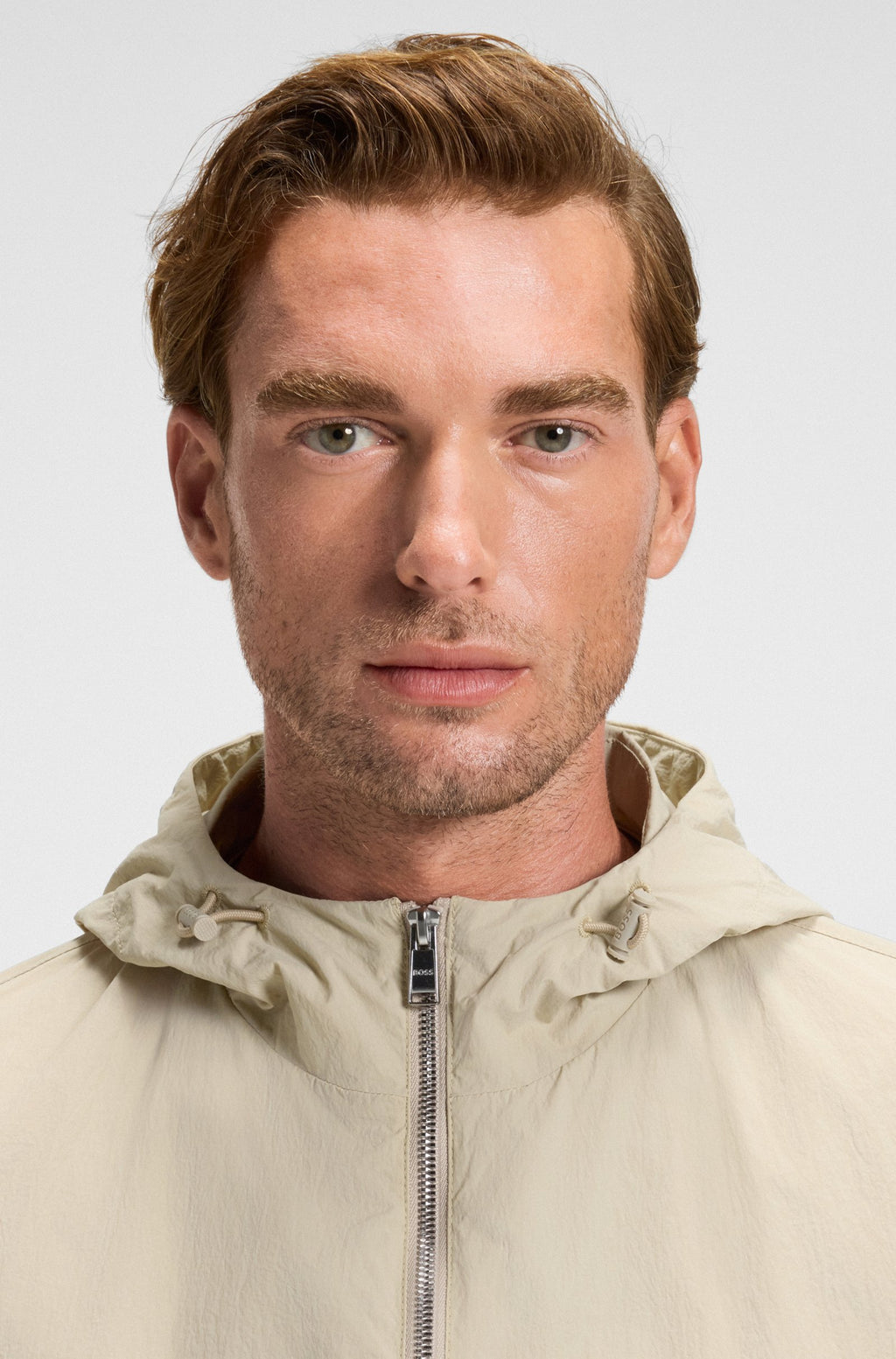 Chaqueta repelente al agua en tejido arrugado con capucha ajustable