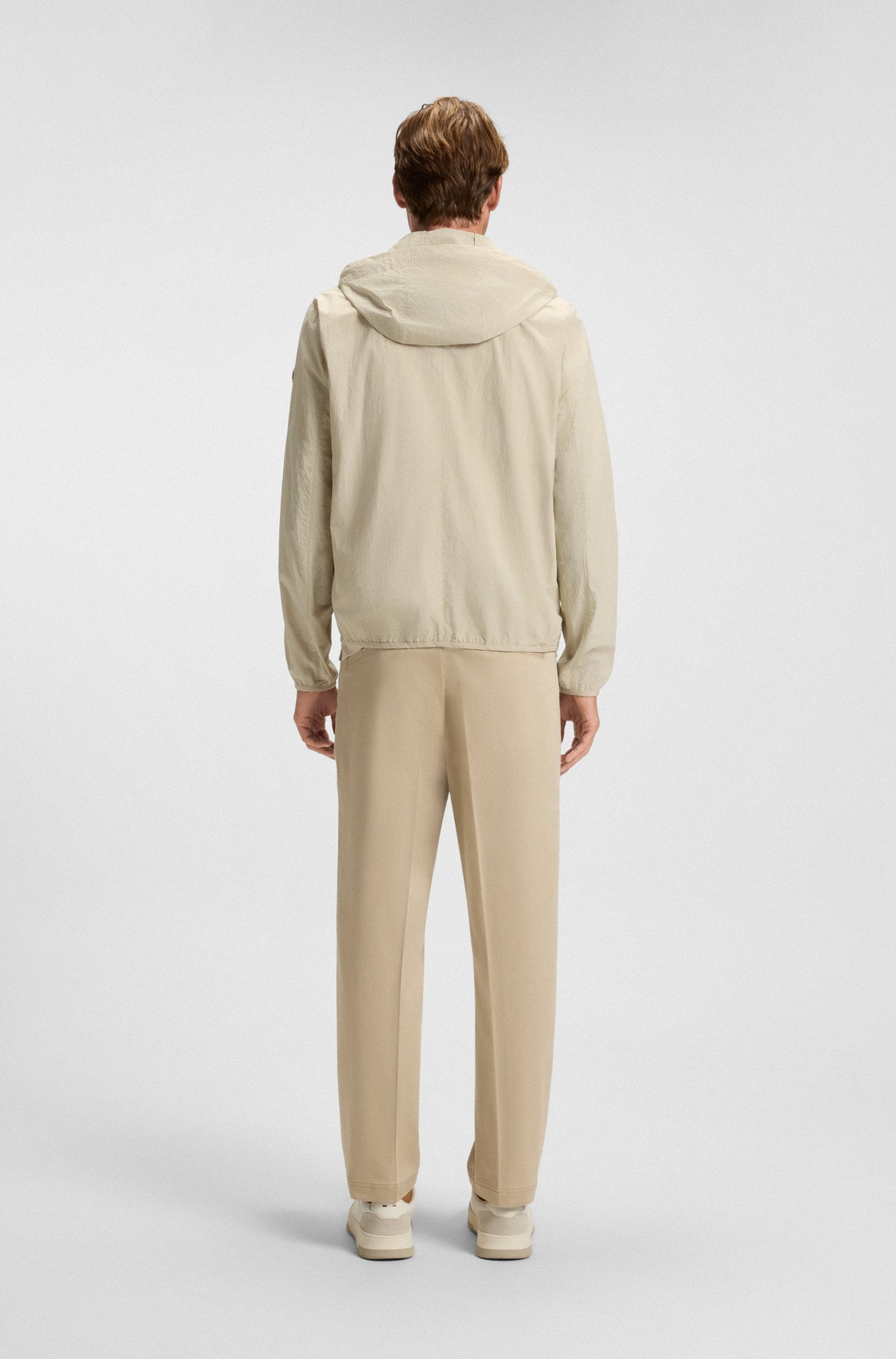 Chaqueta repelente al agua en tejido arrugado con capucha ajustable