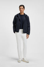 Chaqueta repelente al agua en tejido arrugado con capucha ajustable