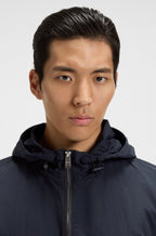 Chaqueta repelente al agua en tejido arrugado con capucha ajustable