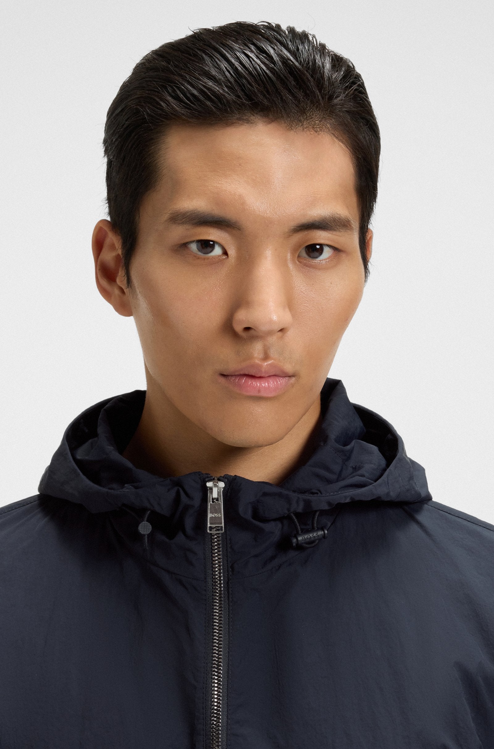 Chaqueta repelente al agua en tejido arrugado con capucha ajustable