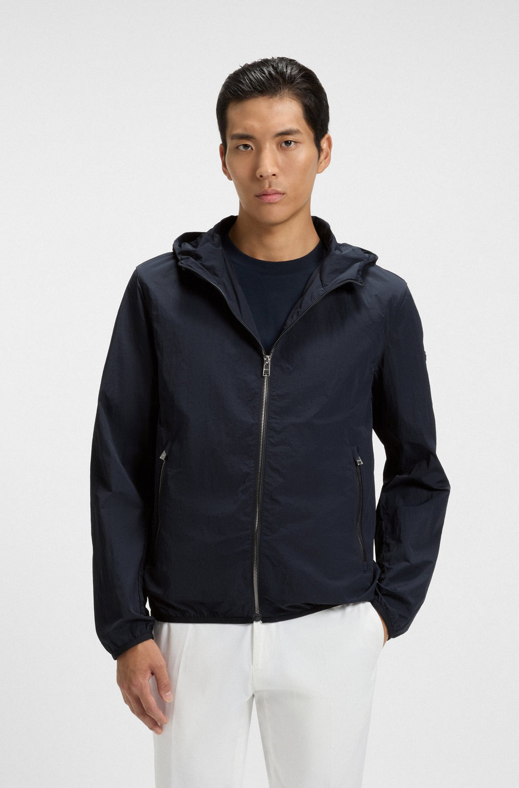 Chaqueta repelente al agua en tejido arrugado con capucha ajustable