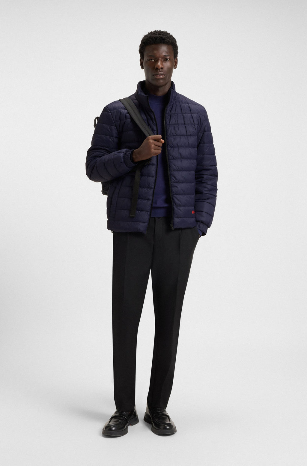 Chaqueta ligera de tejido repelente al agua con logotipo rojo