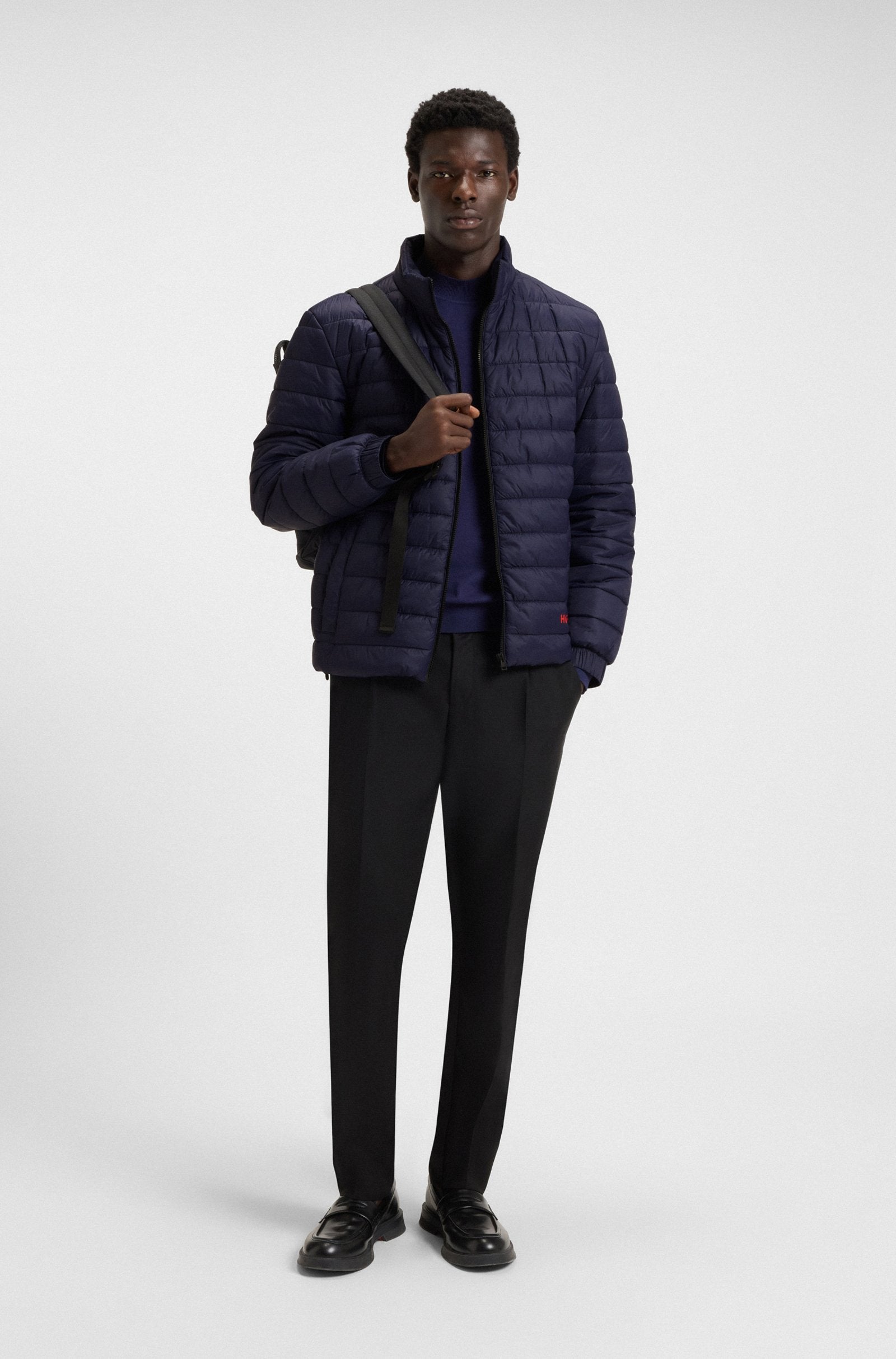 Chaqueta ligera de tejido repelente al agua con logotipo rojo