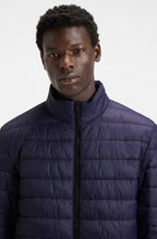 Chaqueta ligera de tejido repelente al agua con logotipo rojo