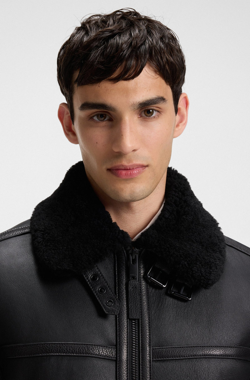 Cazadora de piel con ribetes de zalea