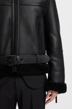 Cazadora de piel con ribetes de zalea