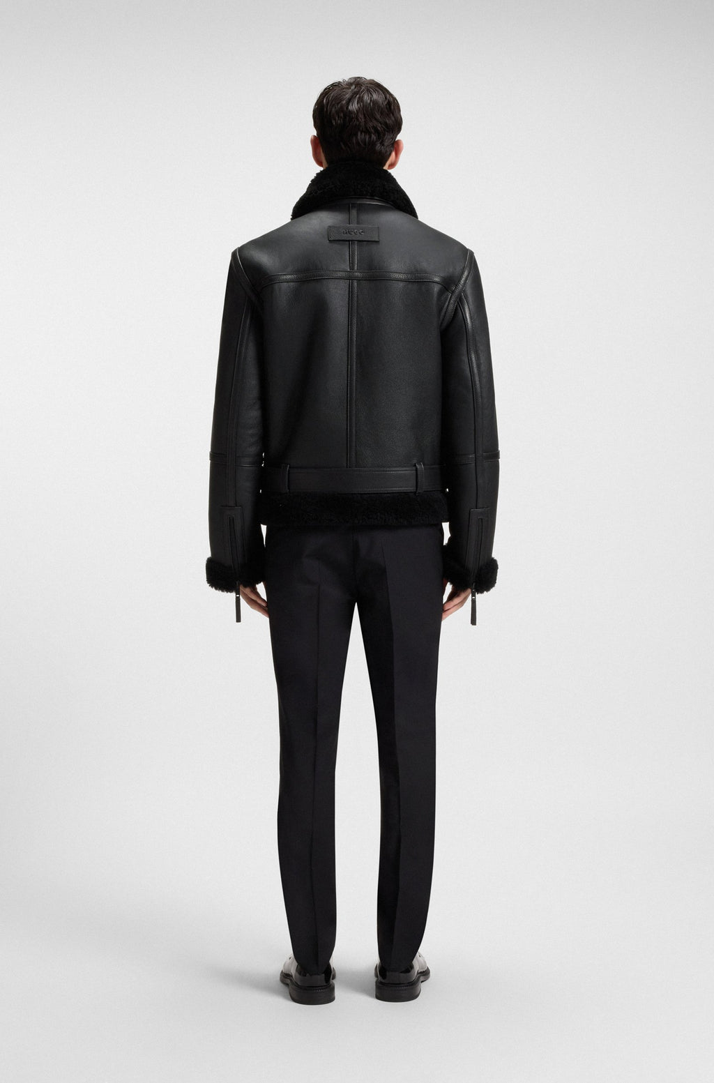 Cazadora de piel con ribetes de zalea