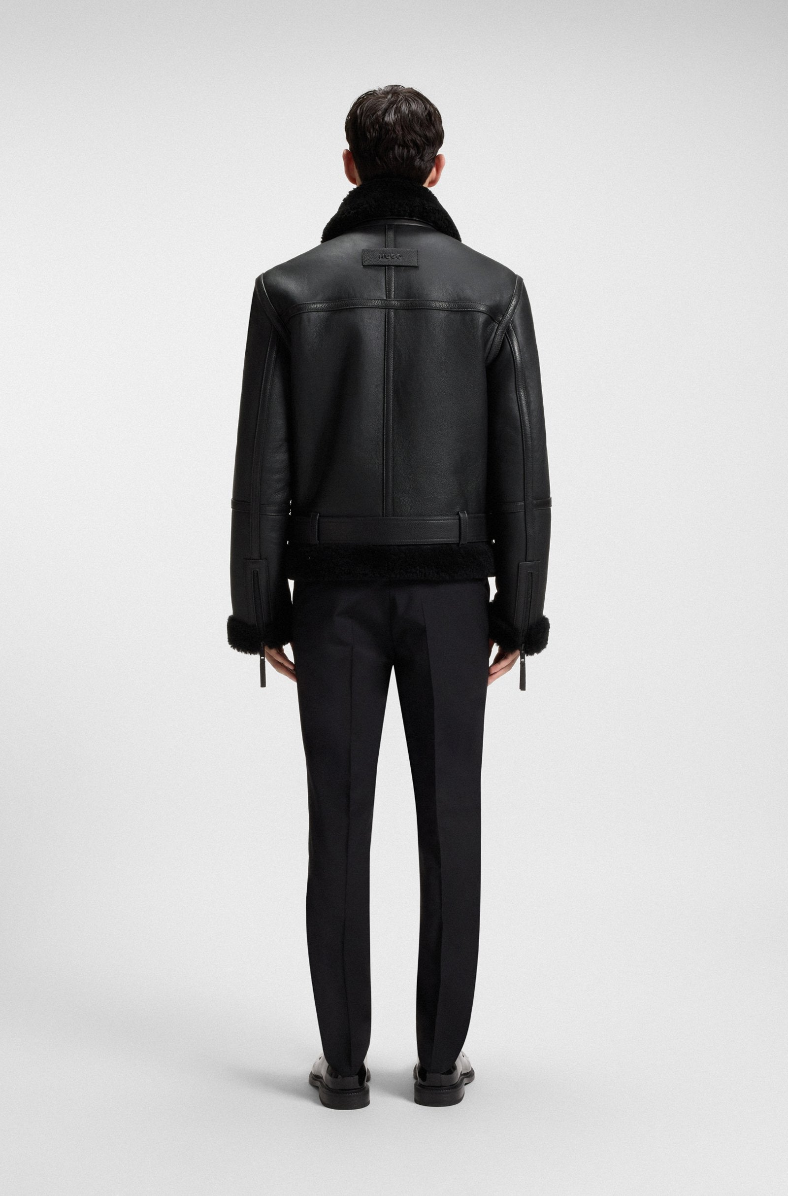 Cazadora de piel con ribetes de zalea