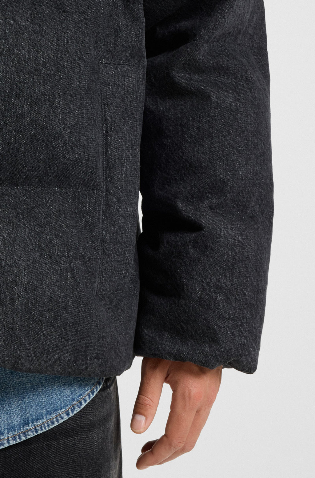 Chaqueta acolchada relaxed fit en denim negro con logos