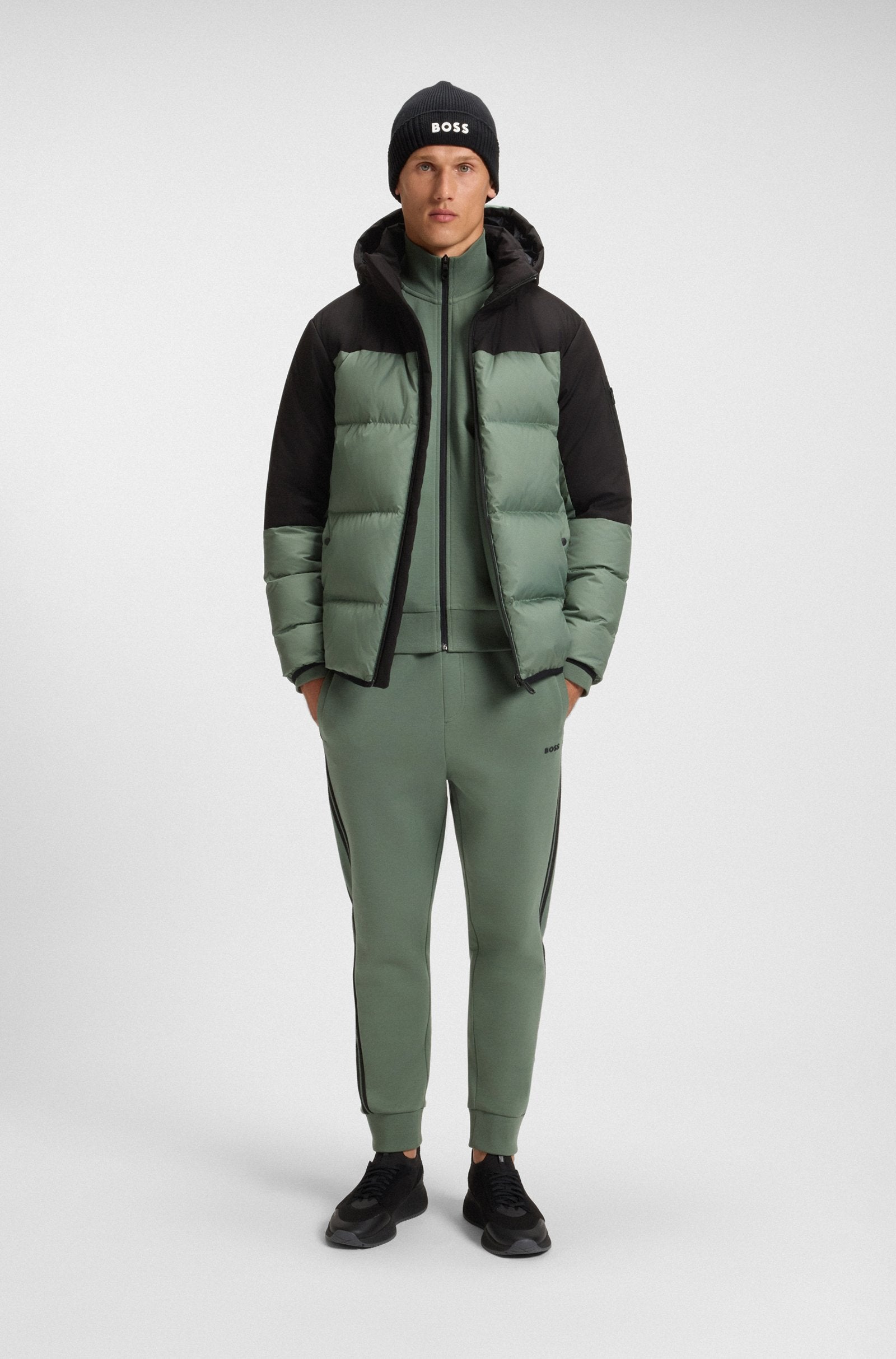 Chaqueta repelente al agua con relleno de plumón y capucha extraíble