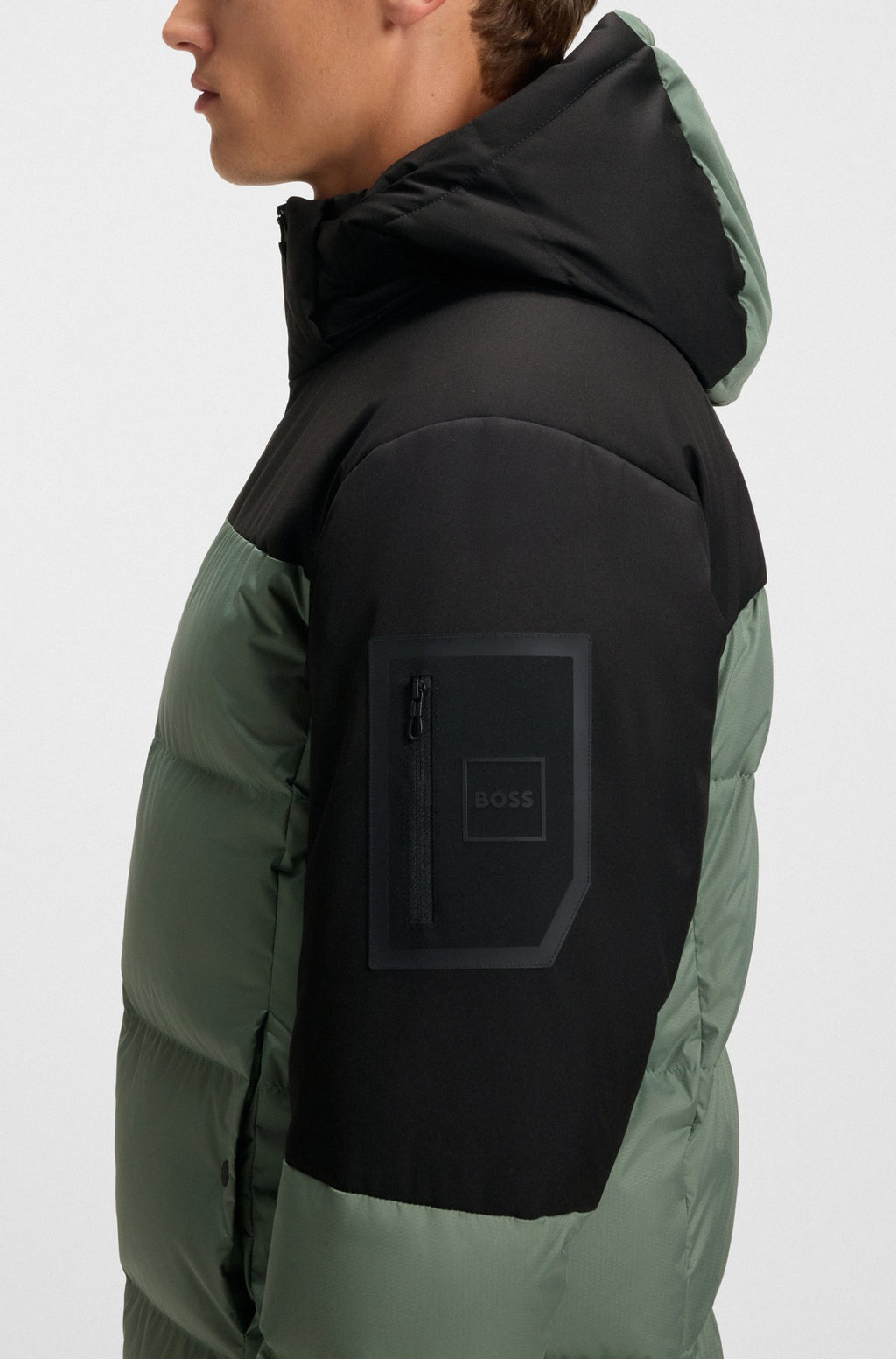 Chaqueta repelente al agua con relleno de plumón y capucha extraíble