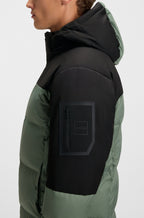 Chaqueta repelente al agua con relleno de plumón y capucha extraíble