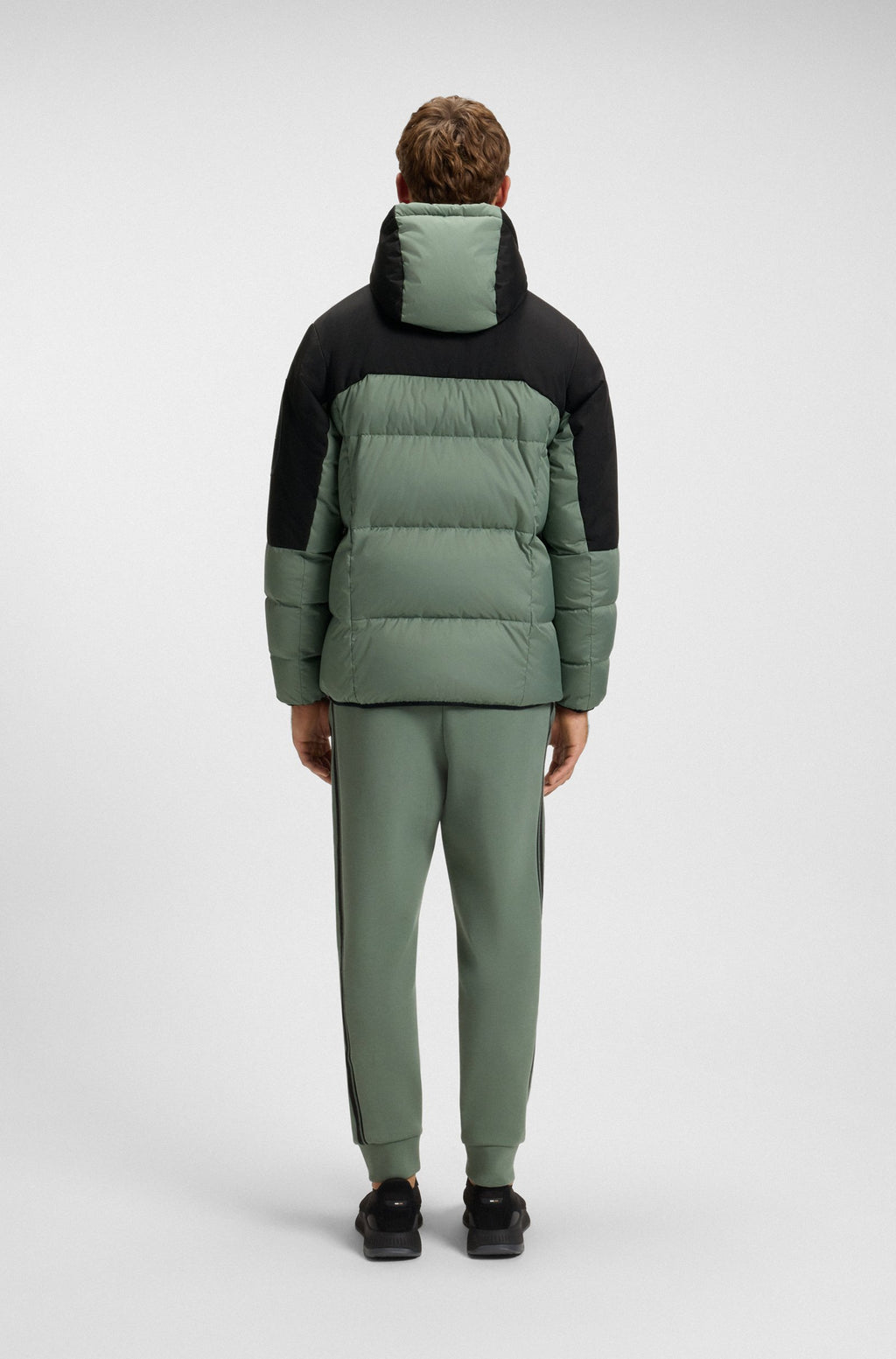 Chaqueta repelente al agua con relleno de plumón y capucha extraíble