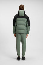 Chaqueta repelente al agua con relleno de plumón y capucha extraíble