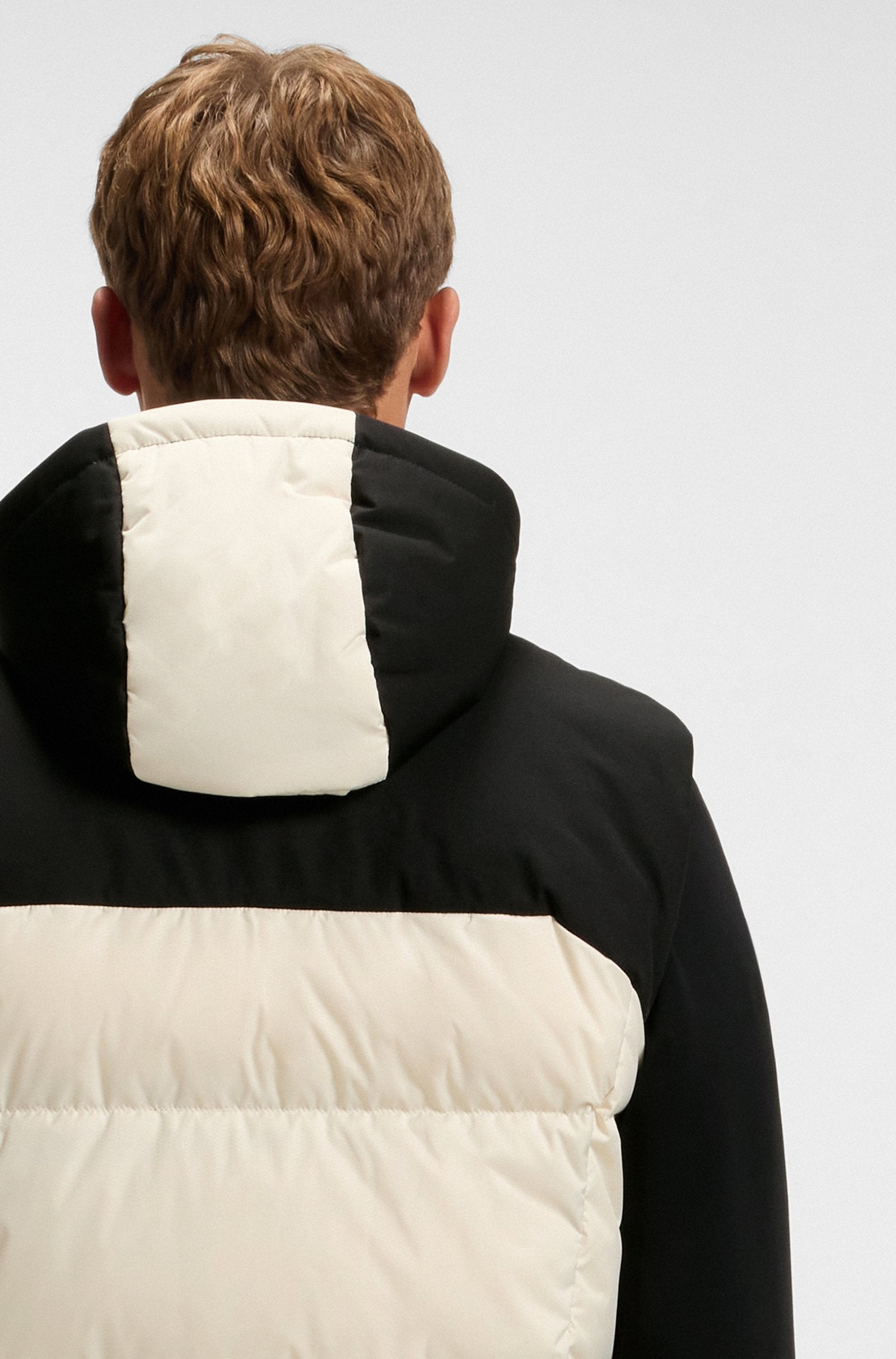 Chaleco con capucha repelente al agua con relleno de plumón