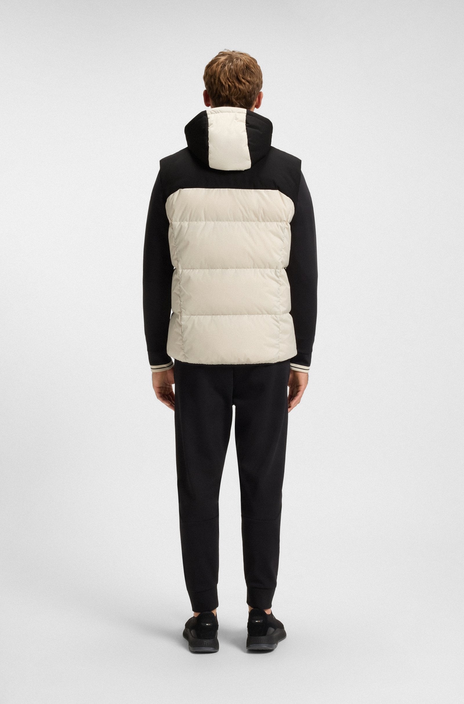 Chaleco con capucha repelente al agua con relleno de plumón