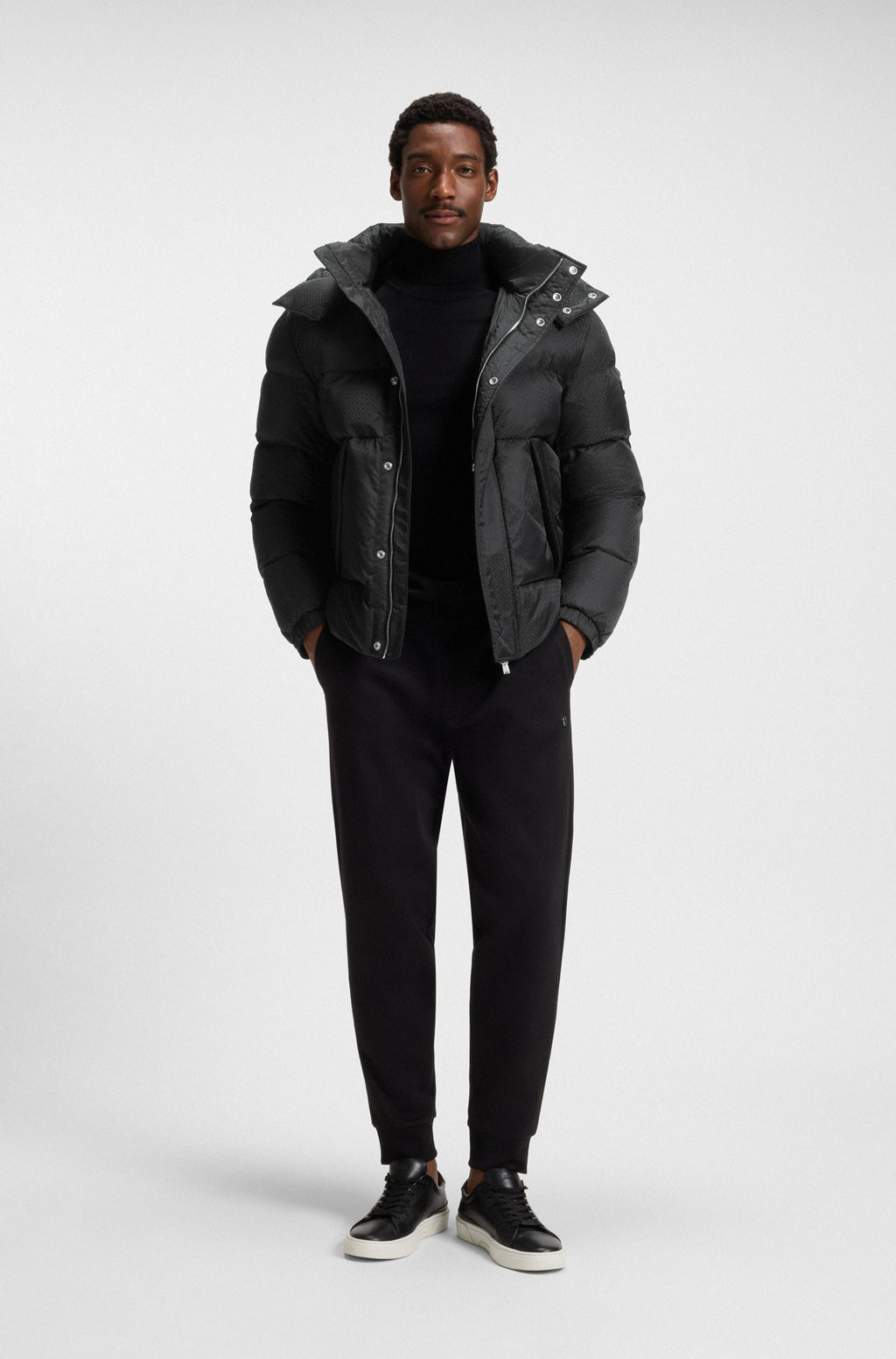 Cazadora repelente al agua con jacquard de monogramas