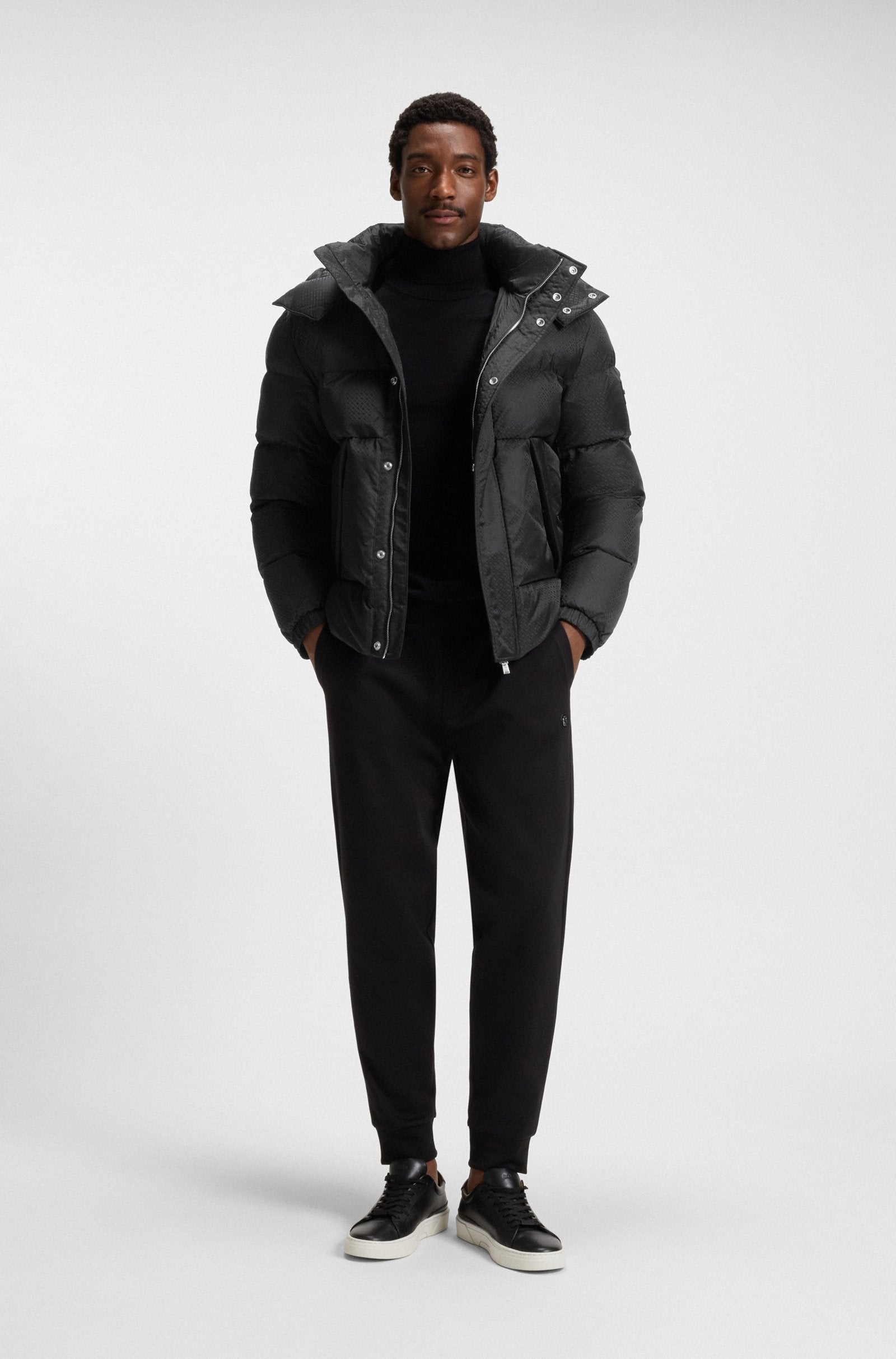 Cazadora repelente al agua con jacquard de monogramas