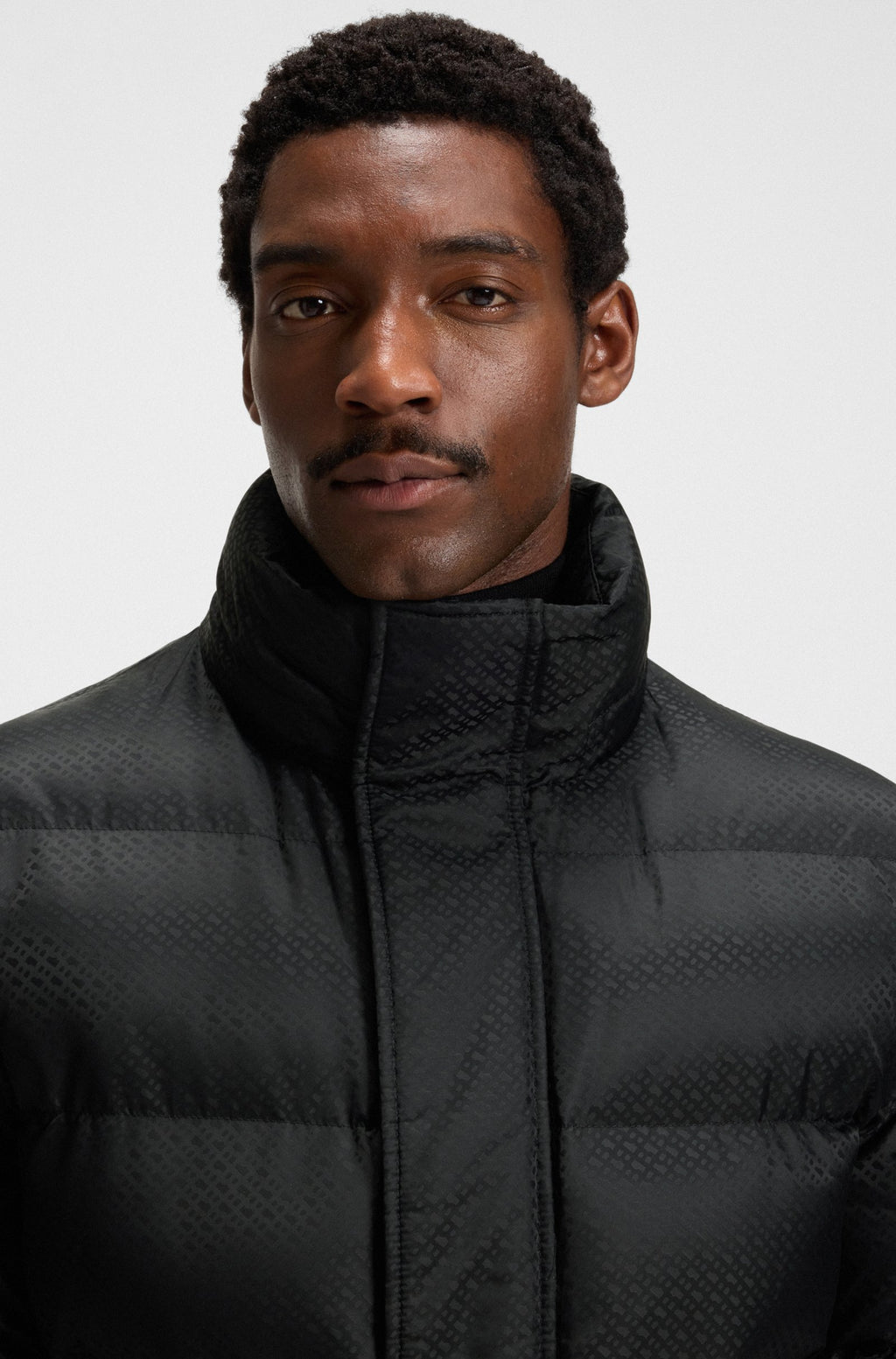 Cazadora repelente al agua con jacquard de monogramas