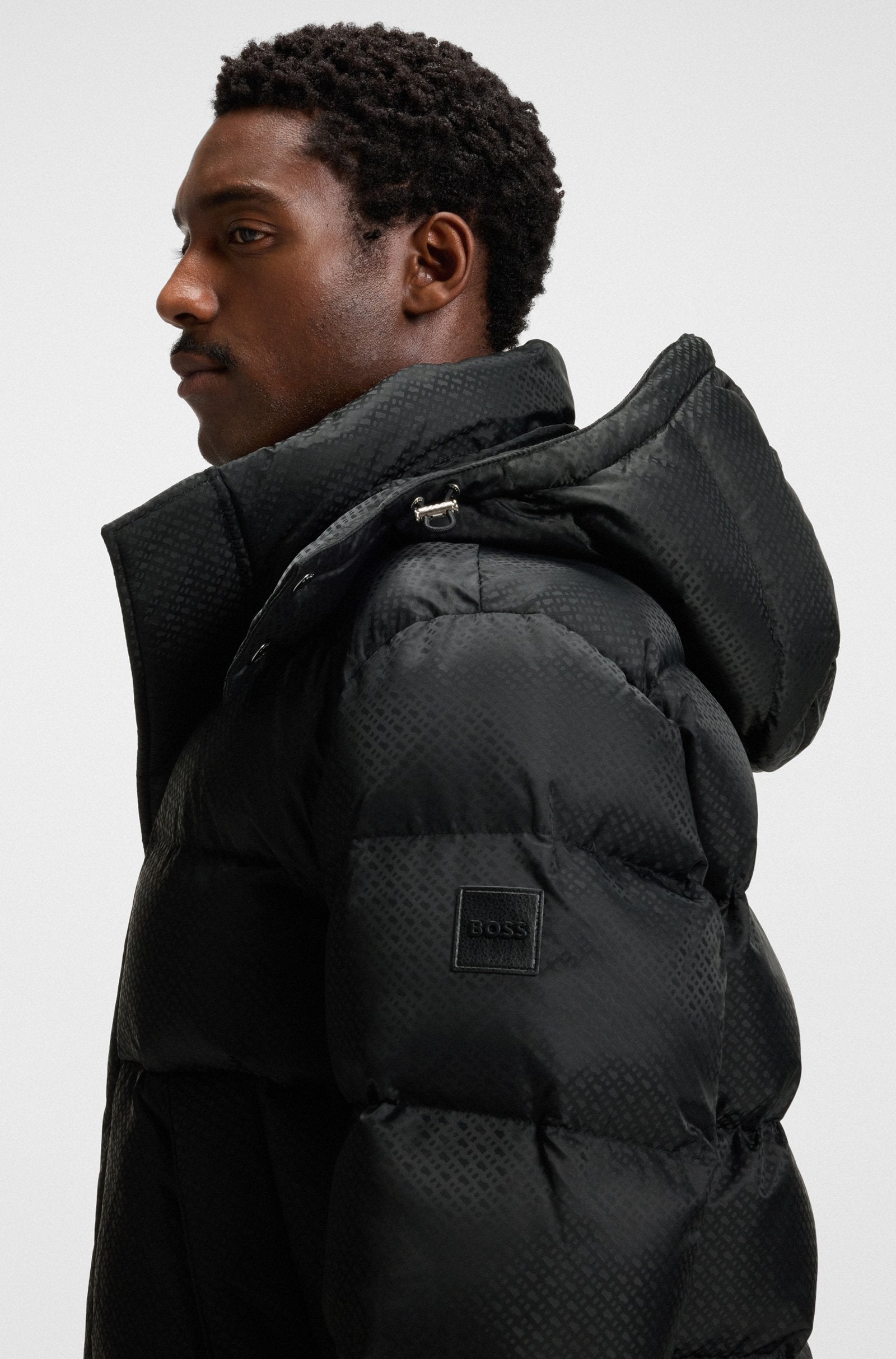 Cazadora repelente al agua con jacquard de monogramas