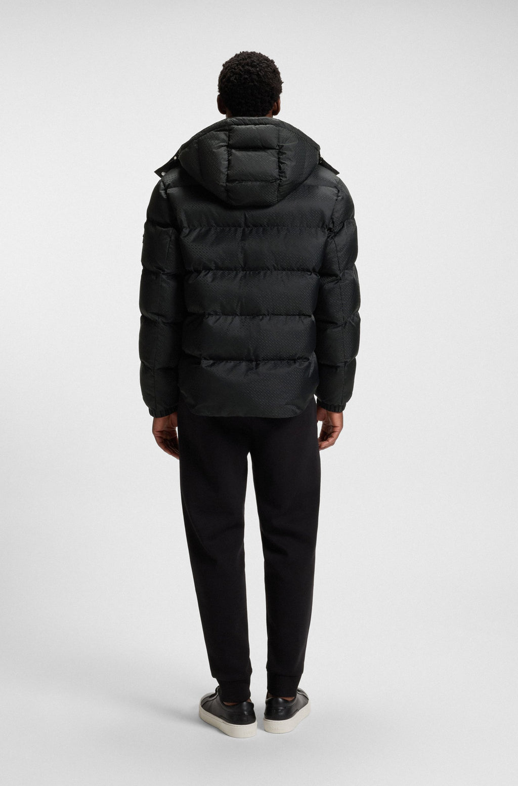 Cazadora repelente al agua con jacquard de monogramas