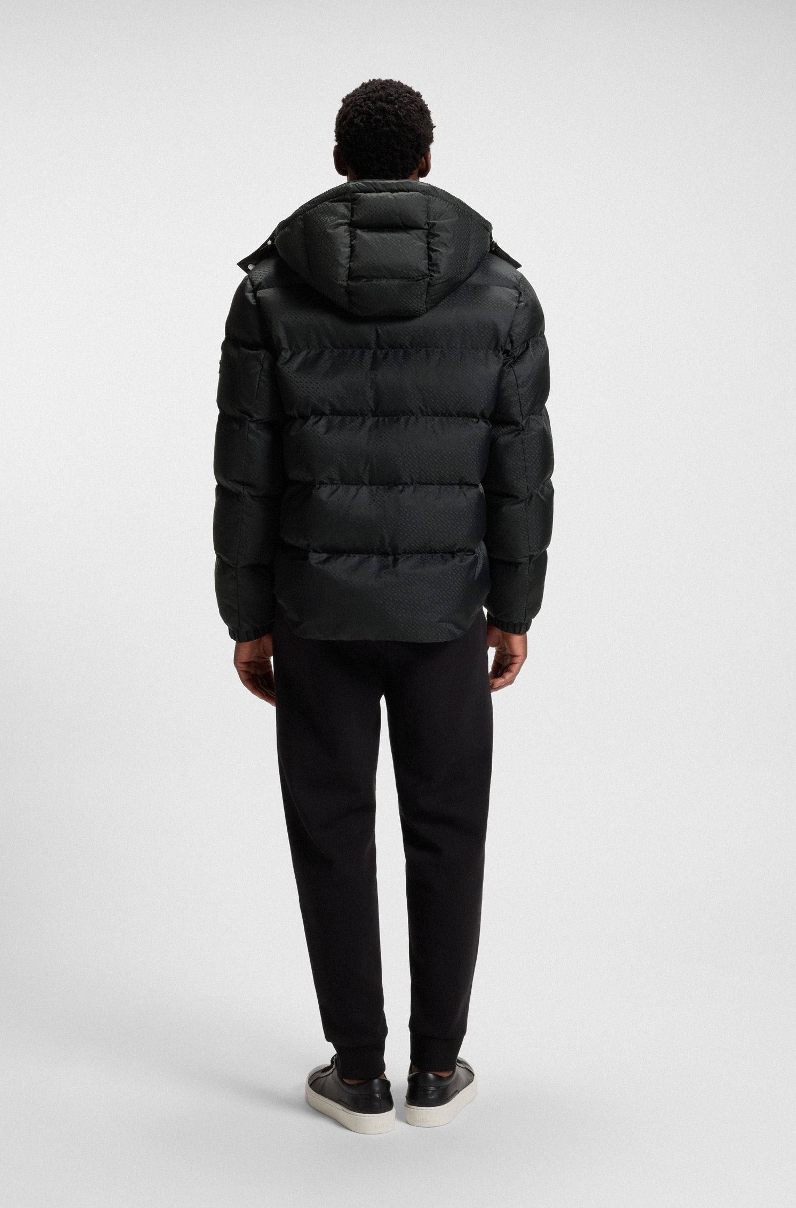 Cazadora repelente al agua con jacquard de monogramas