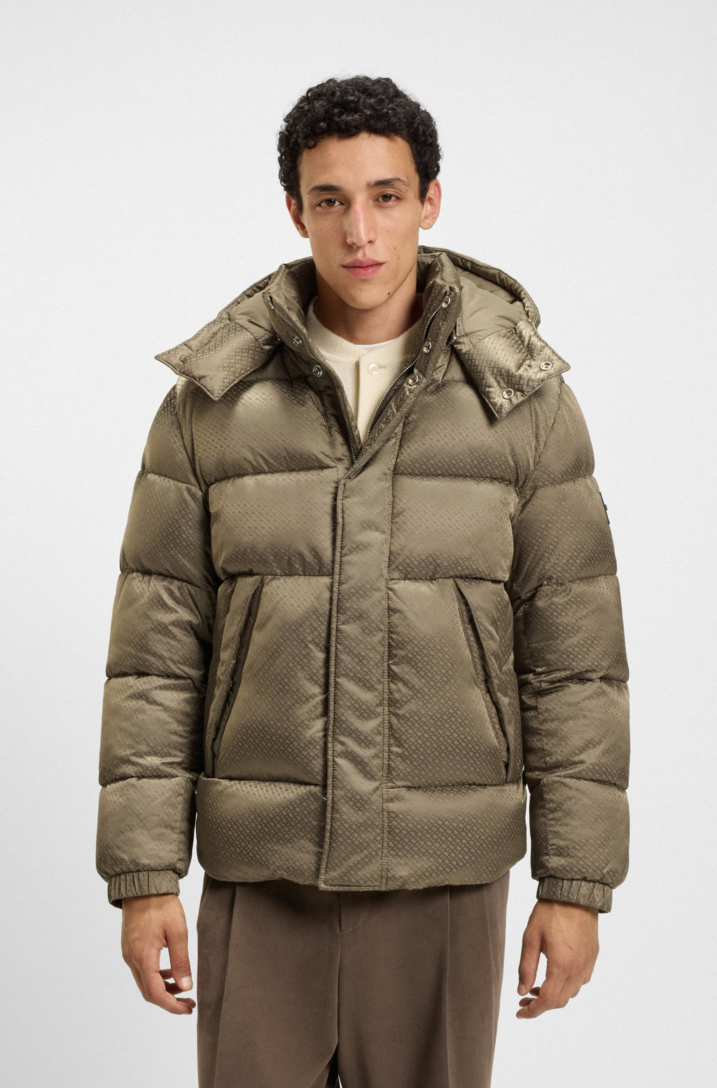 Cazadora repelente al agua con jacquard de monogramas