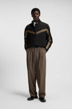 Sudadera relaxed fit con cremallera y cinta de chevrón