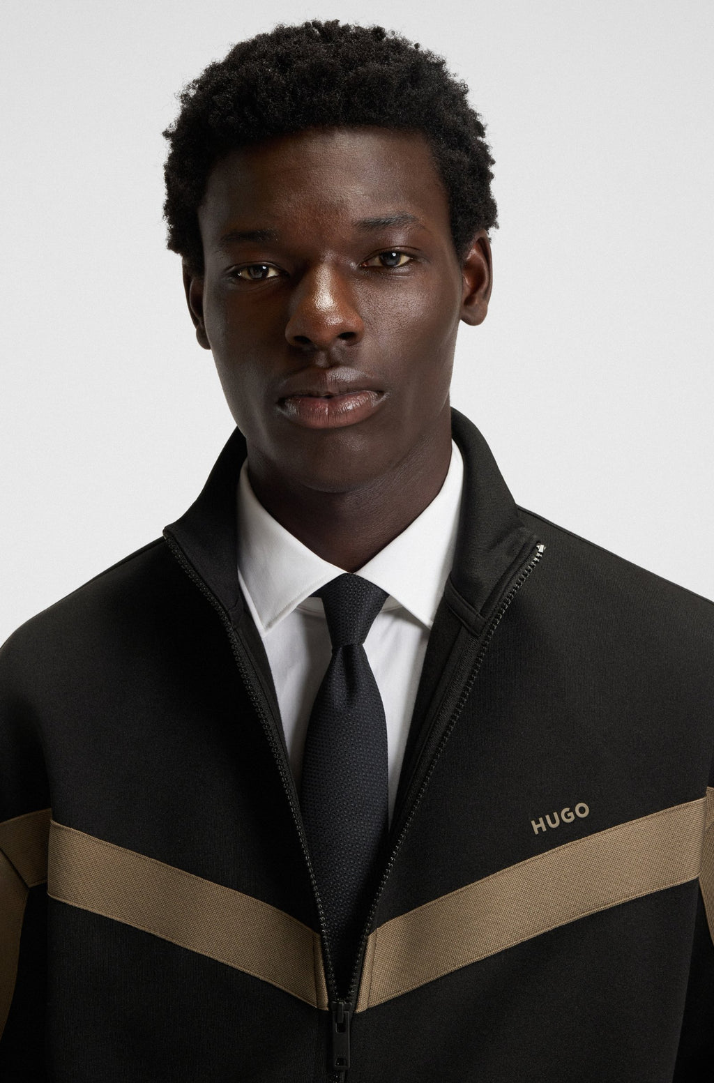 Sudadera relaxed fit con cremallera y cinta de chevrón