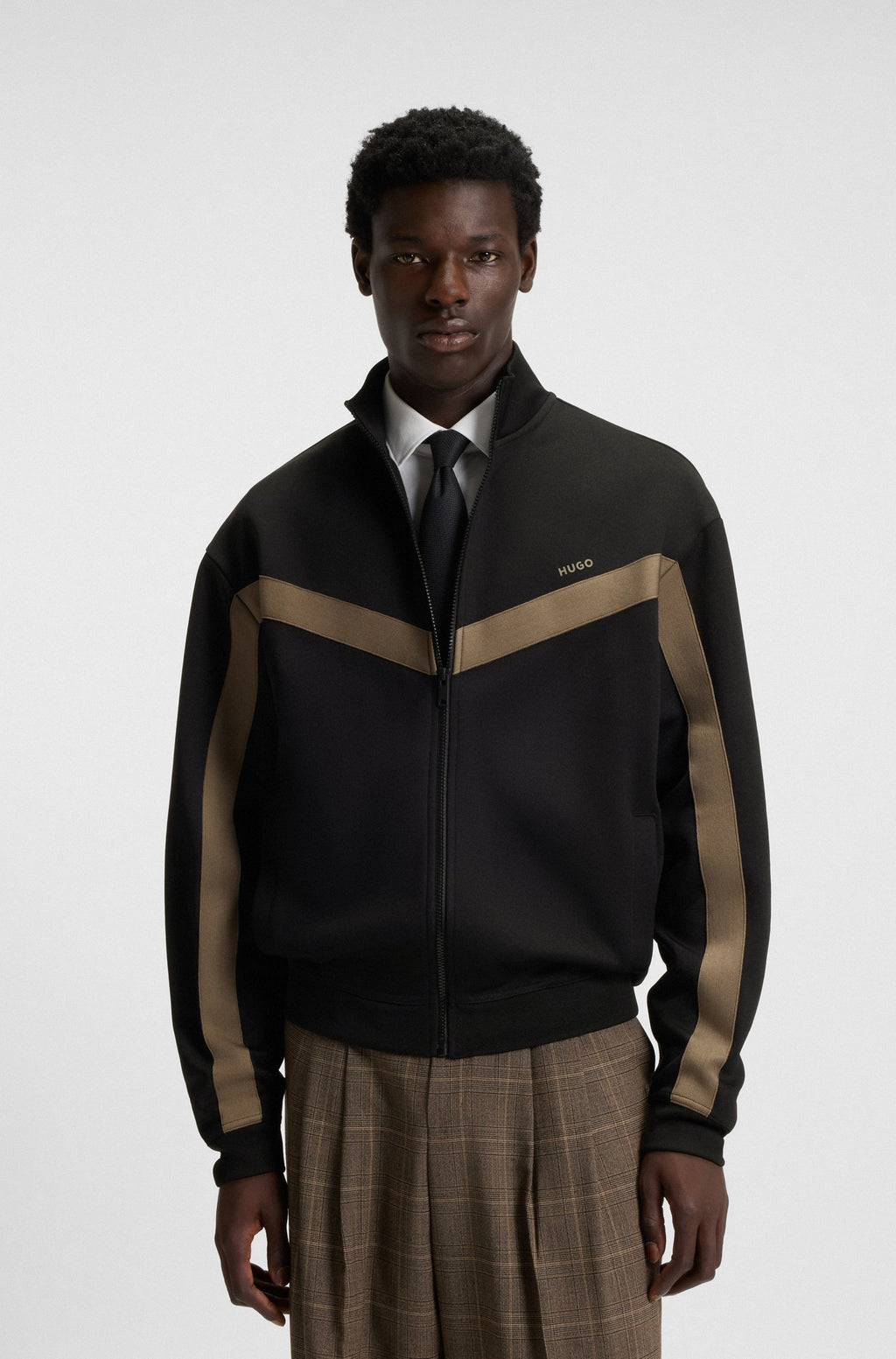 Sudadera relaxed fit con cremallera y cinta de chevrón