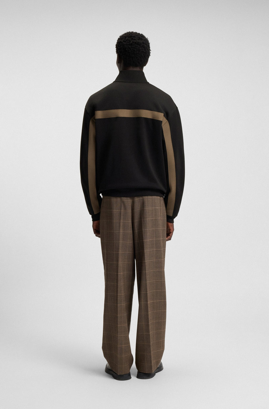 Sudadera relaxed fit con cremallera y cinta de chevrón