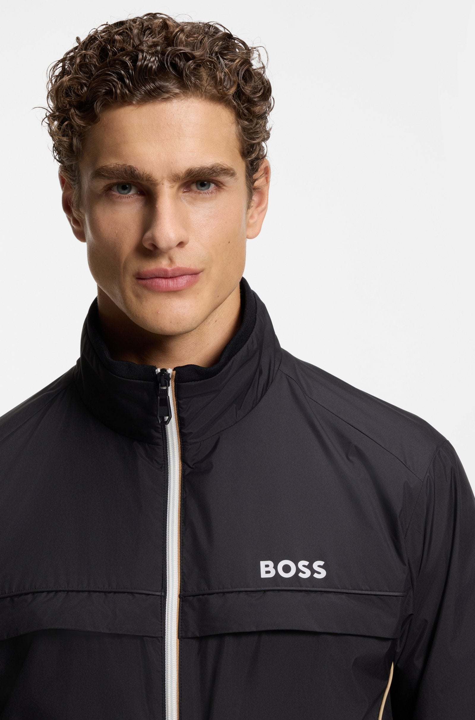 Chaqueta repelente al agua con detalles y logo en contraste