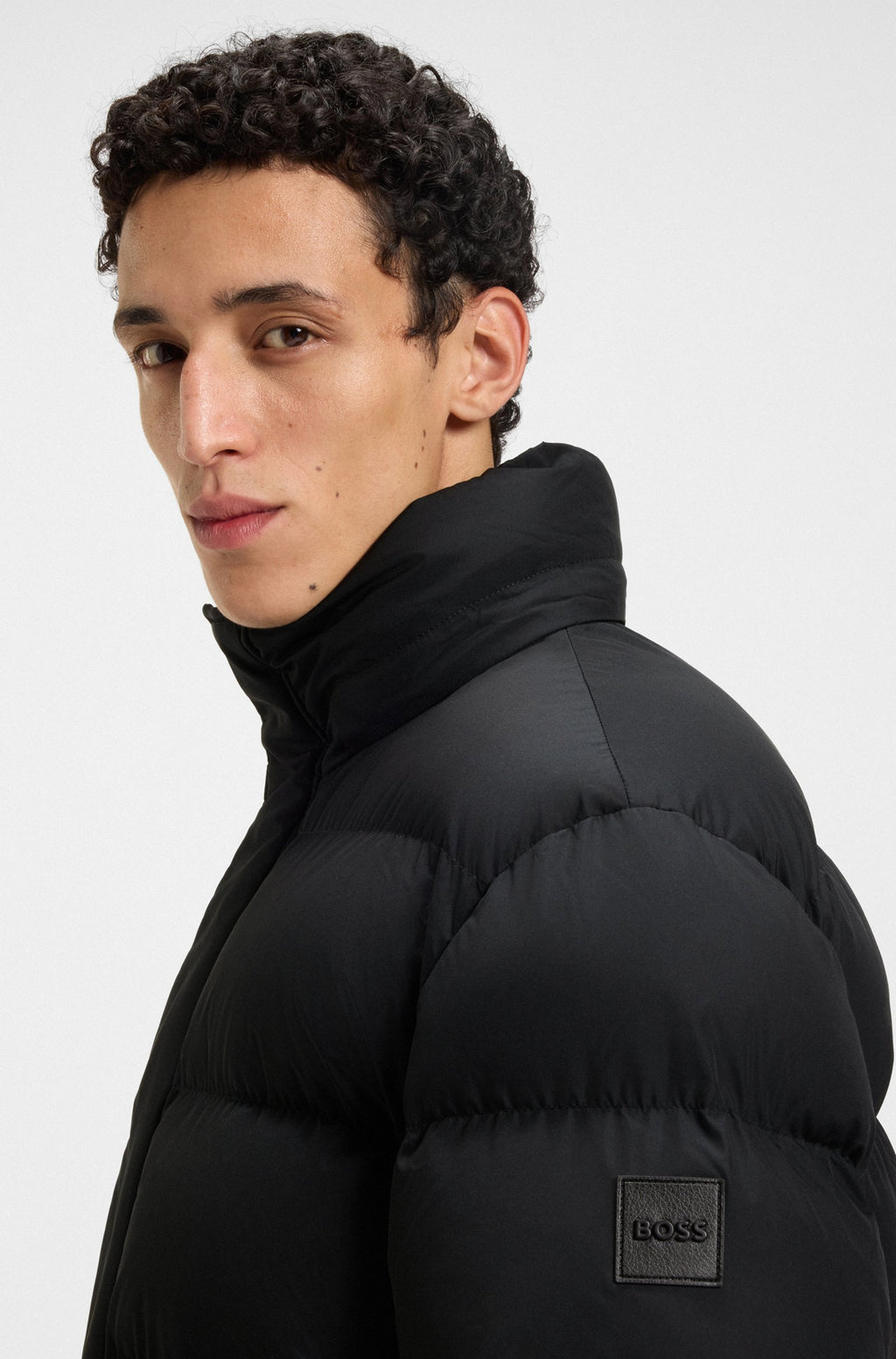 Chaqueta repelente al agua con insignia de logo