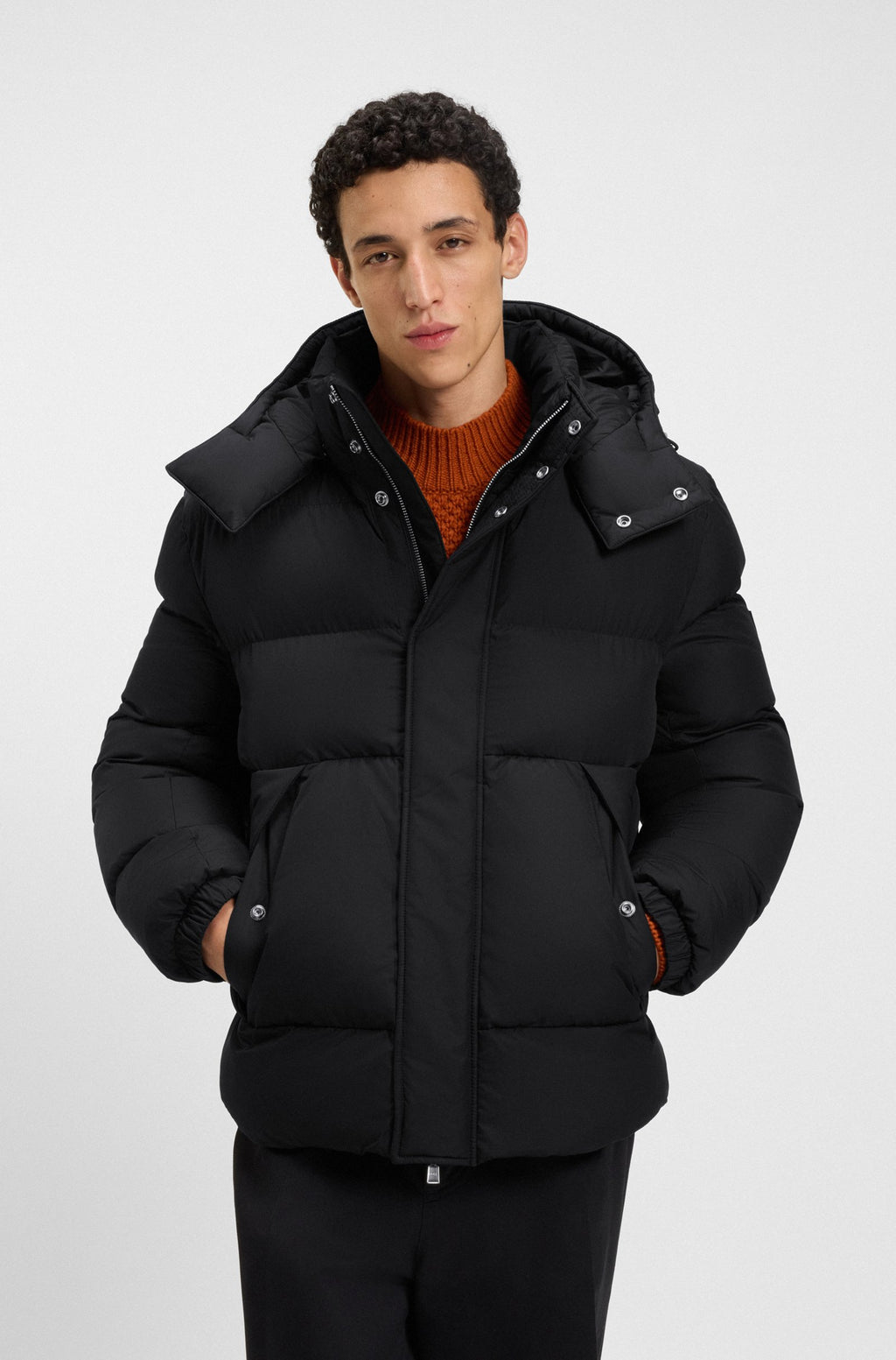 Chaqueta repelente al agua con insignia de logo