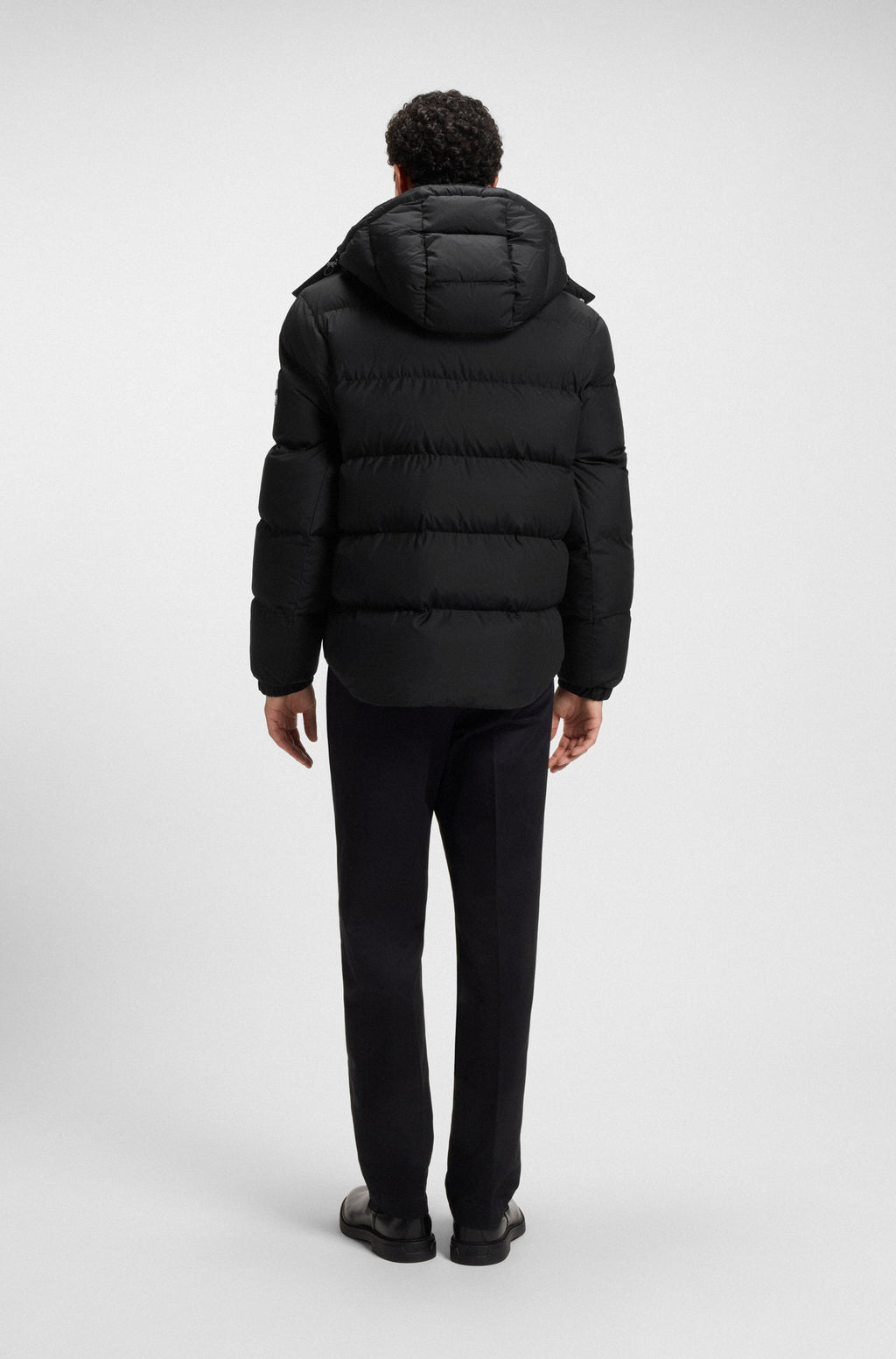 Chaqueta repelente al agua con insignia de logo