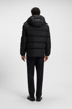 Chaqueta repelente al agua con insignia de logo